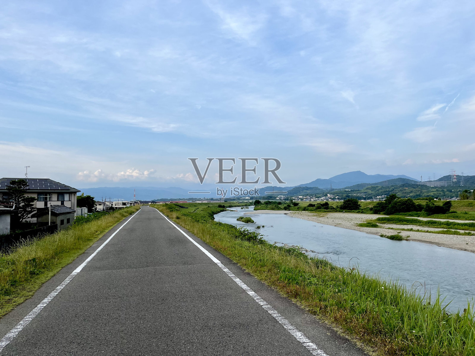 河边的长路与完美的蓝天照片摄影图片