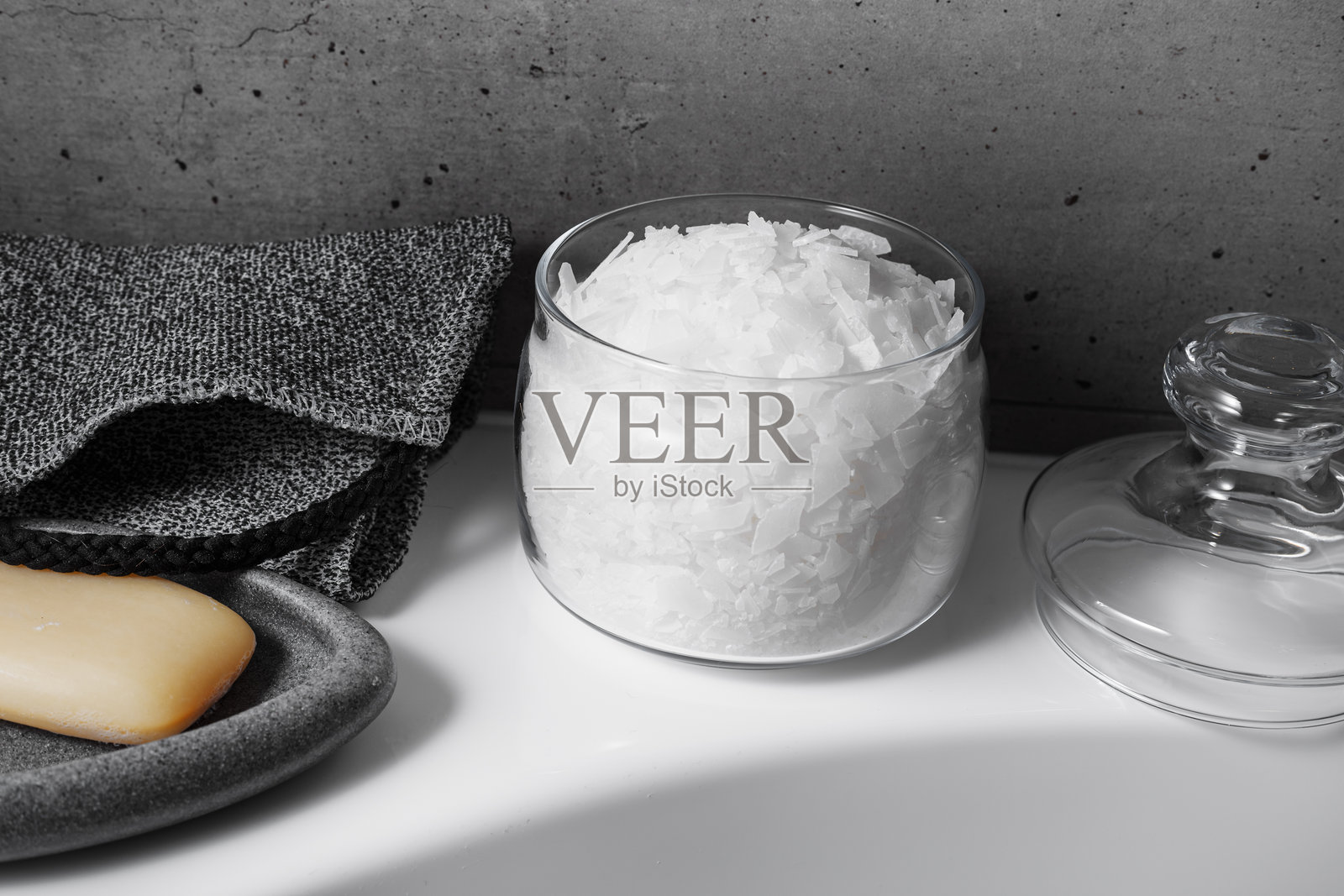 水疗、放松和美容主题的照片，自然镁盐、香皂、去角质的丝瓜络在时尚的浴室中，极简美学趋势，家庭健康护理以缓解压力和促进良好睡眠。照片摄影图片