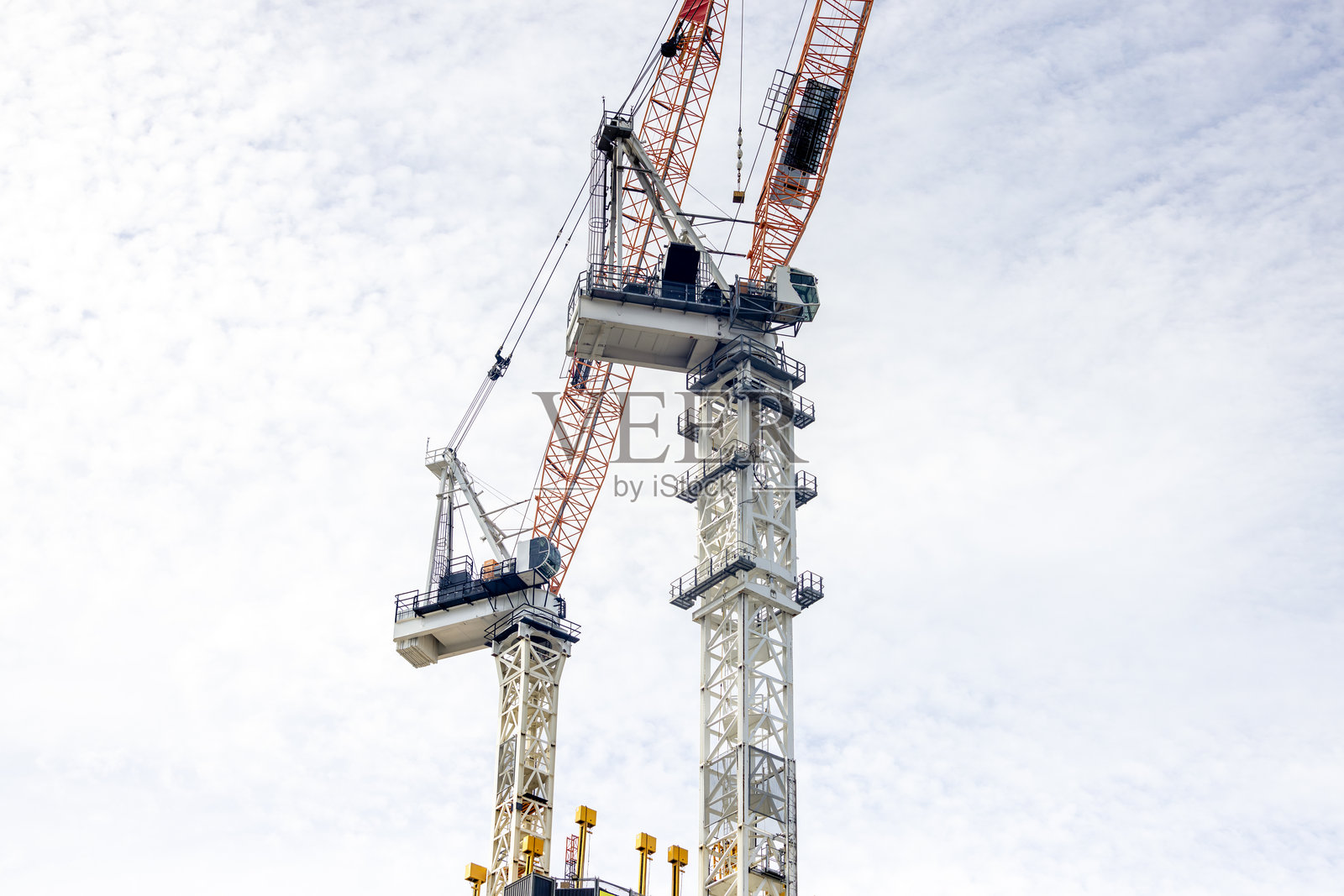 低角度视图的两个塔吊在建筑工地，天空背景留有空白空间照片摄影图片