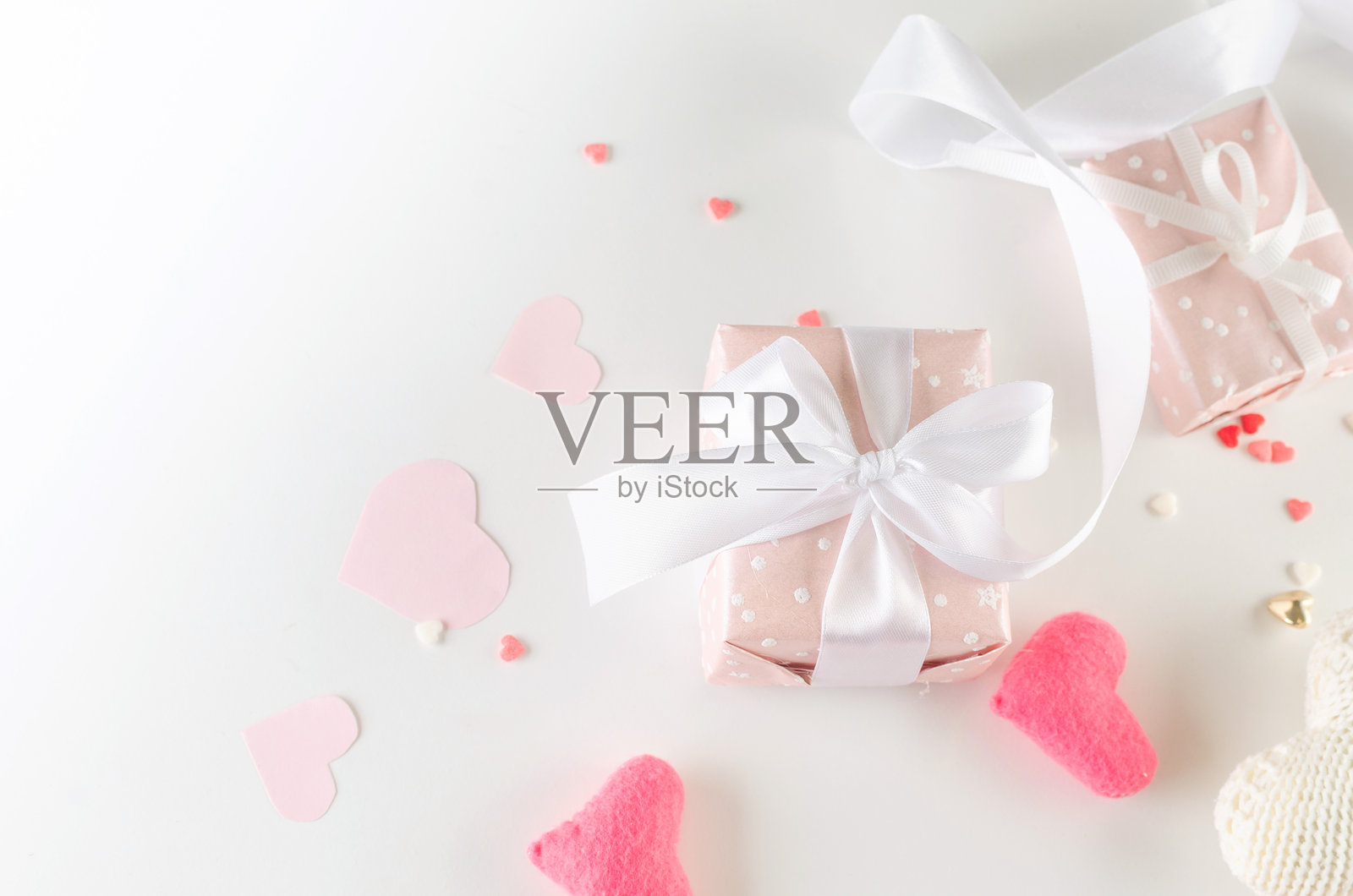 节日气氛的情人节场景，配有粉色礼物、心形图案和丝带。非常适合社交媒体、贺卡和邀请函。照片摄影图片