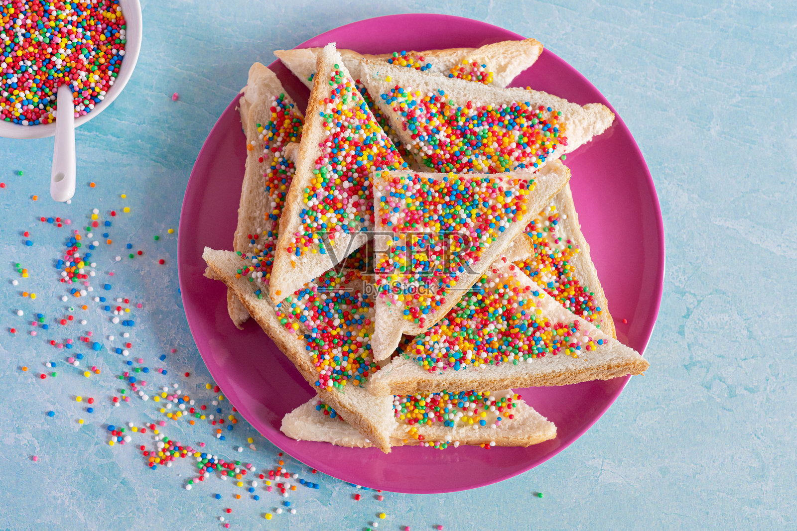 盘子上的仙女面包切片。仙女面包是一种传统的澳大利亚派对食品，通常在儿童生日派对上供应。照片摄影图片