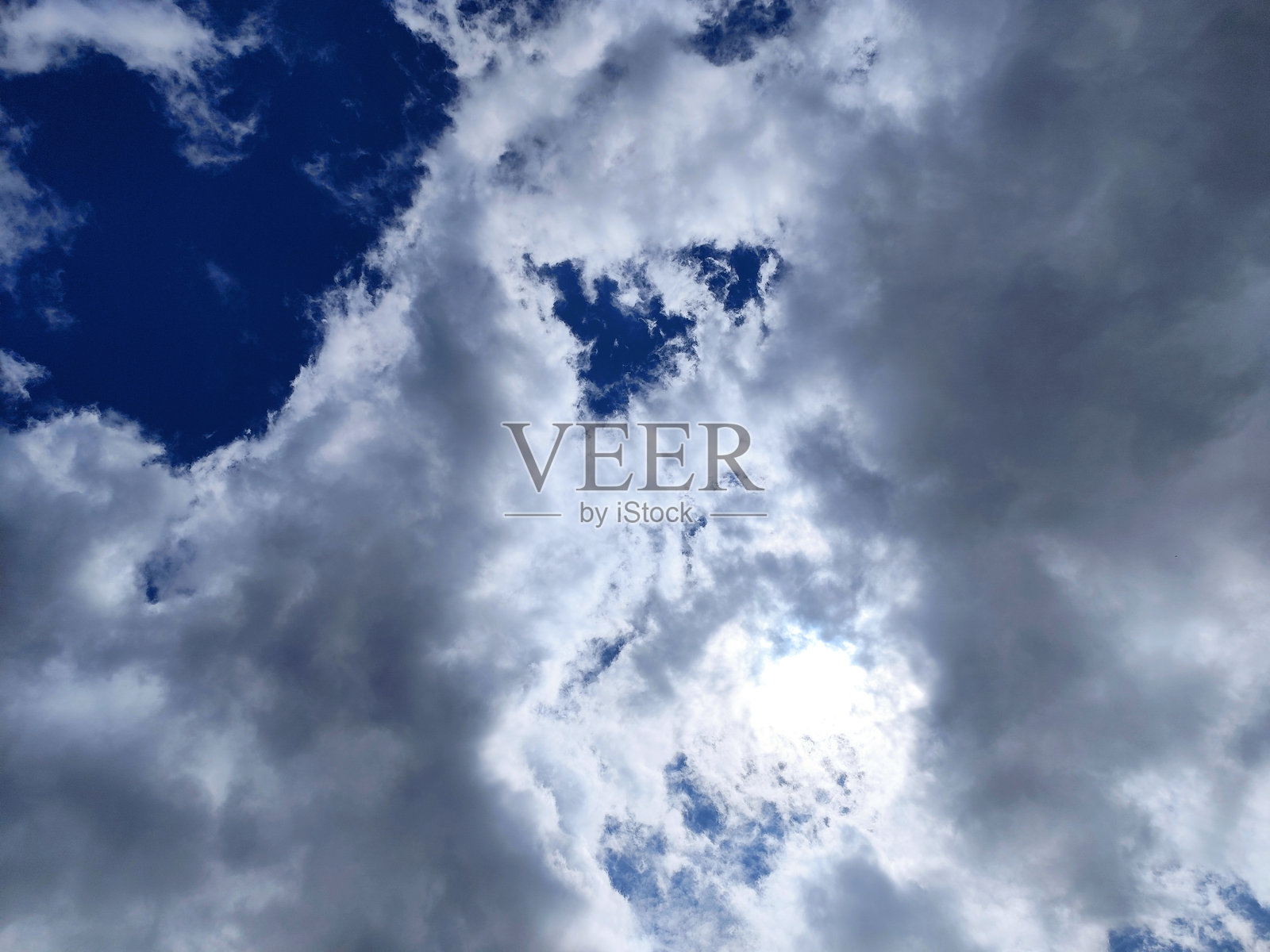 明亮多云的蓝天背景照片摄影图片