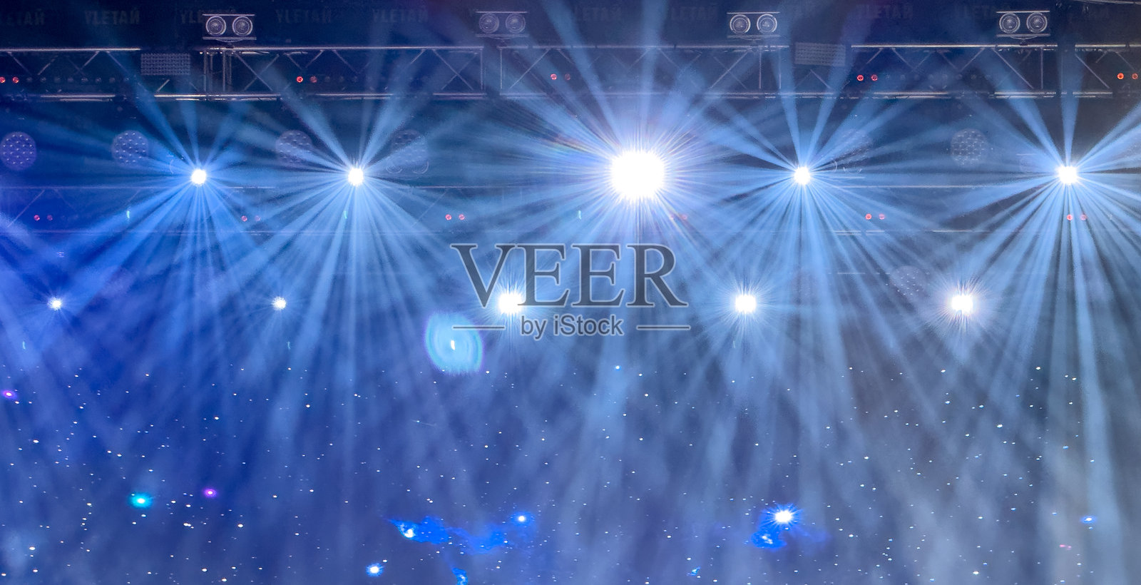 蓝色灯光秀与星空背景照片摄影图片