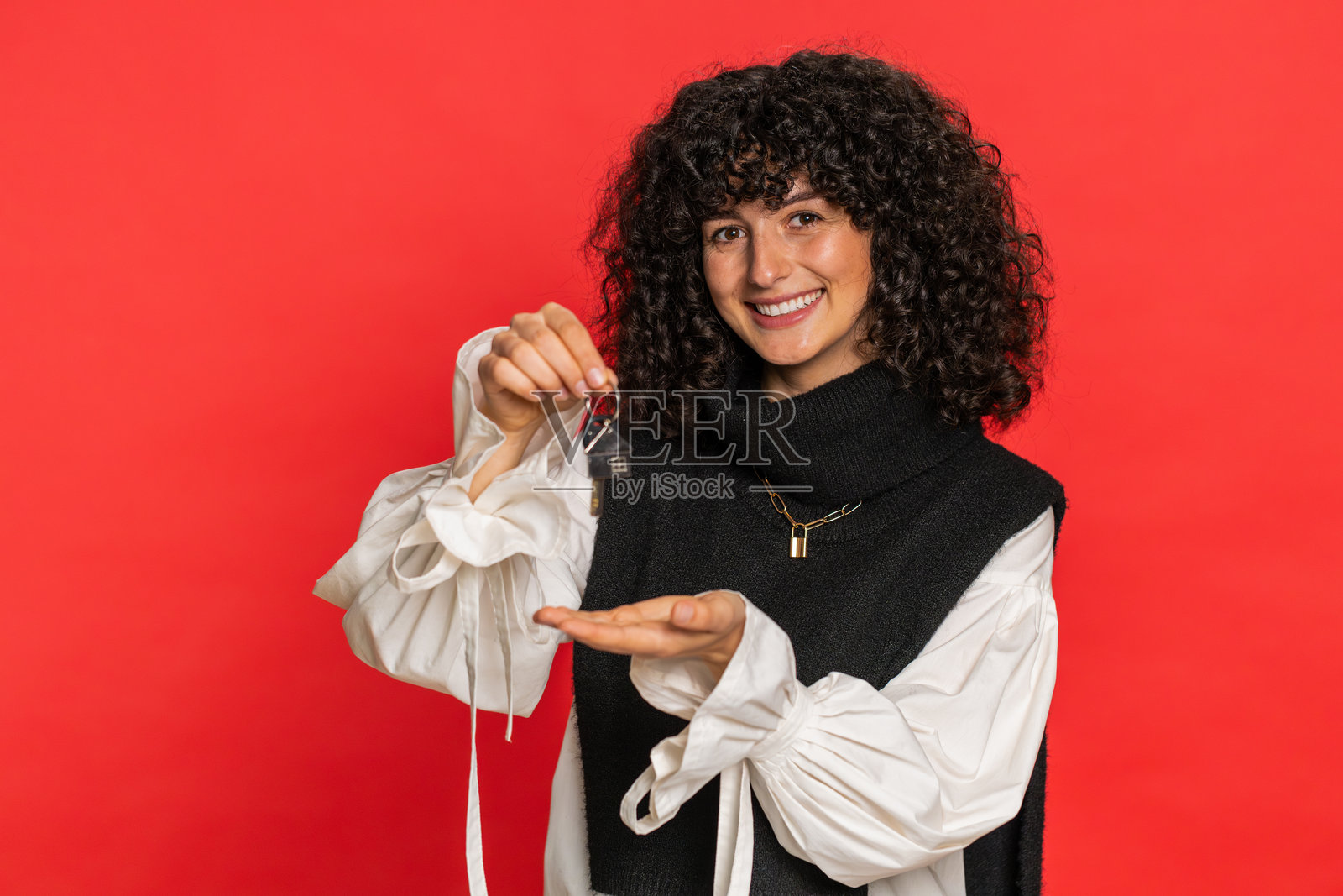 白人女性房地产经纪人展示新家钥匙，买卖租赁房产照片摄影图片