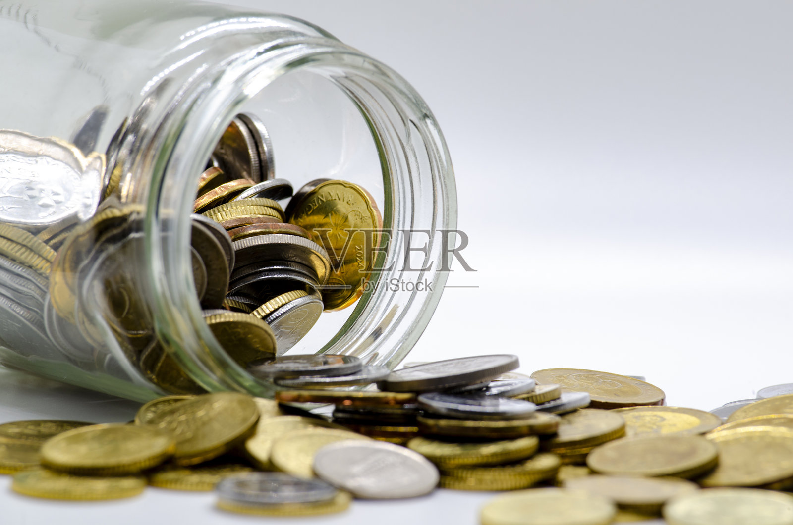 金色硬币在罐子里，象征着商业、投资或任何货币概念。可自定义文本空间。照片摄影图片