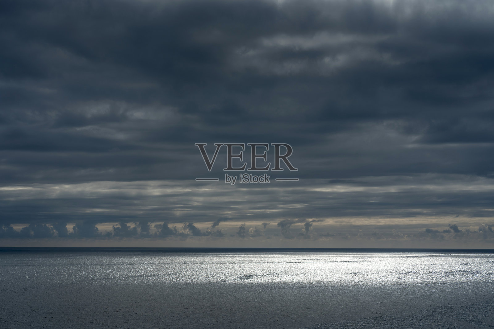 美丽的海洋背景，天空和云朵，适合夏季旅行，阳光明媚。照片摄影图片