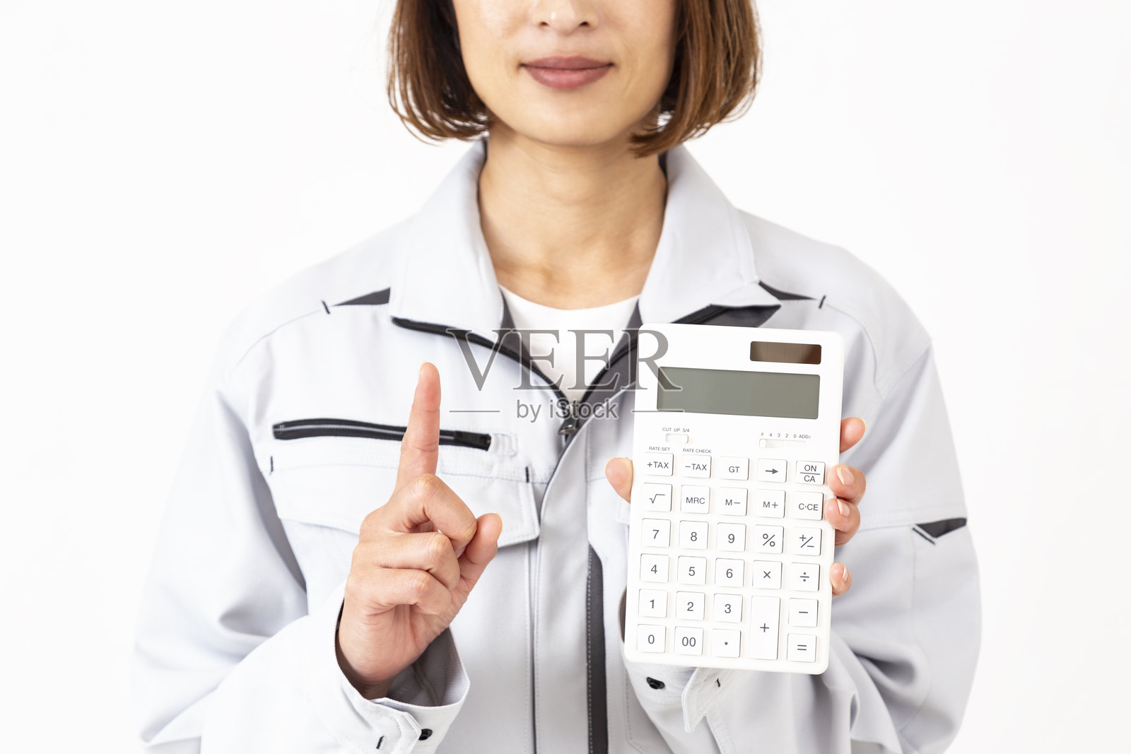 一位穿着工作服的女性手持计算器照片摄影图片