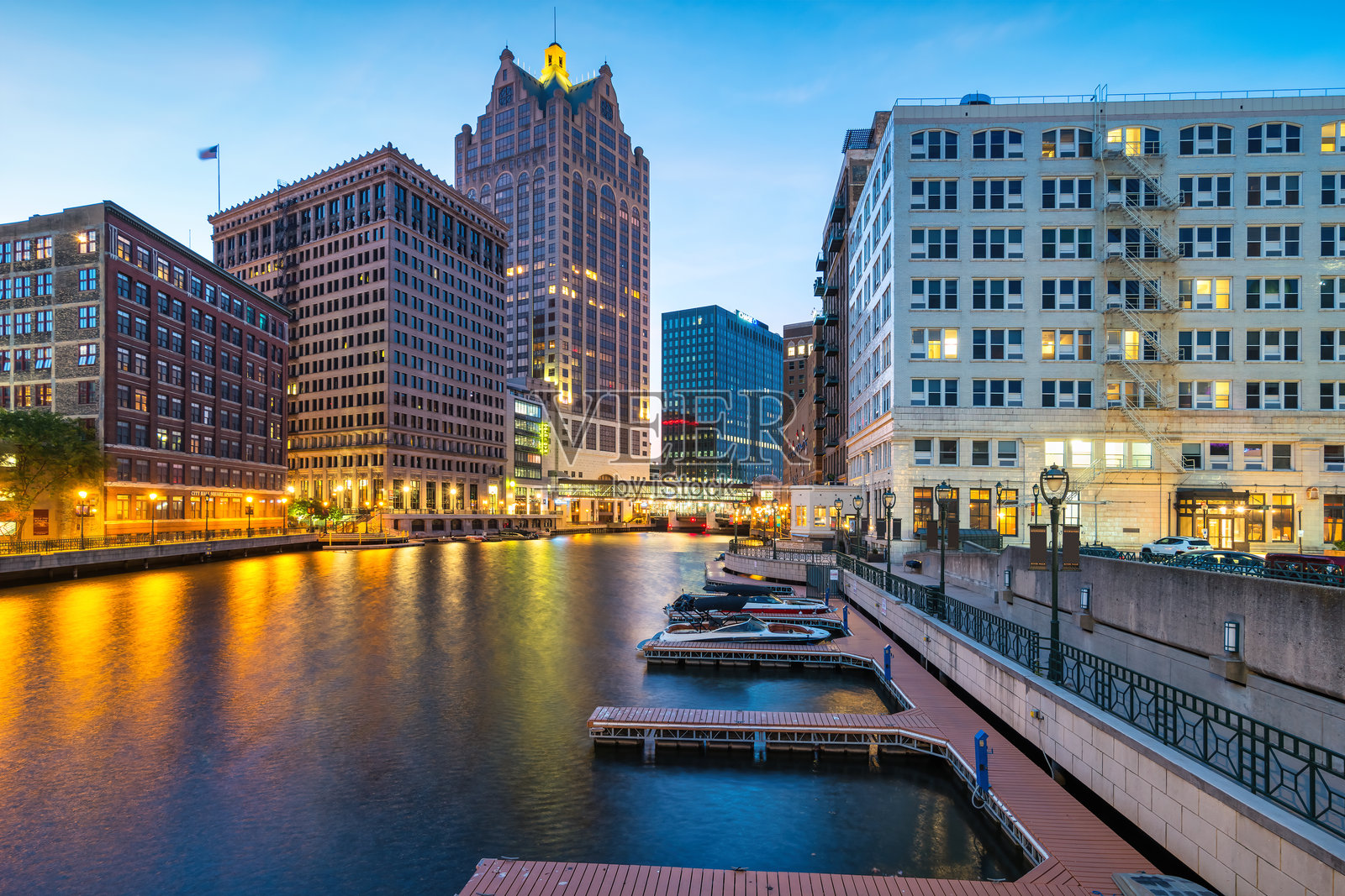 美国威斯康星州密尔沃基市中心夜晚的河流