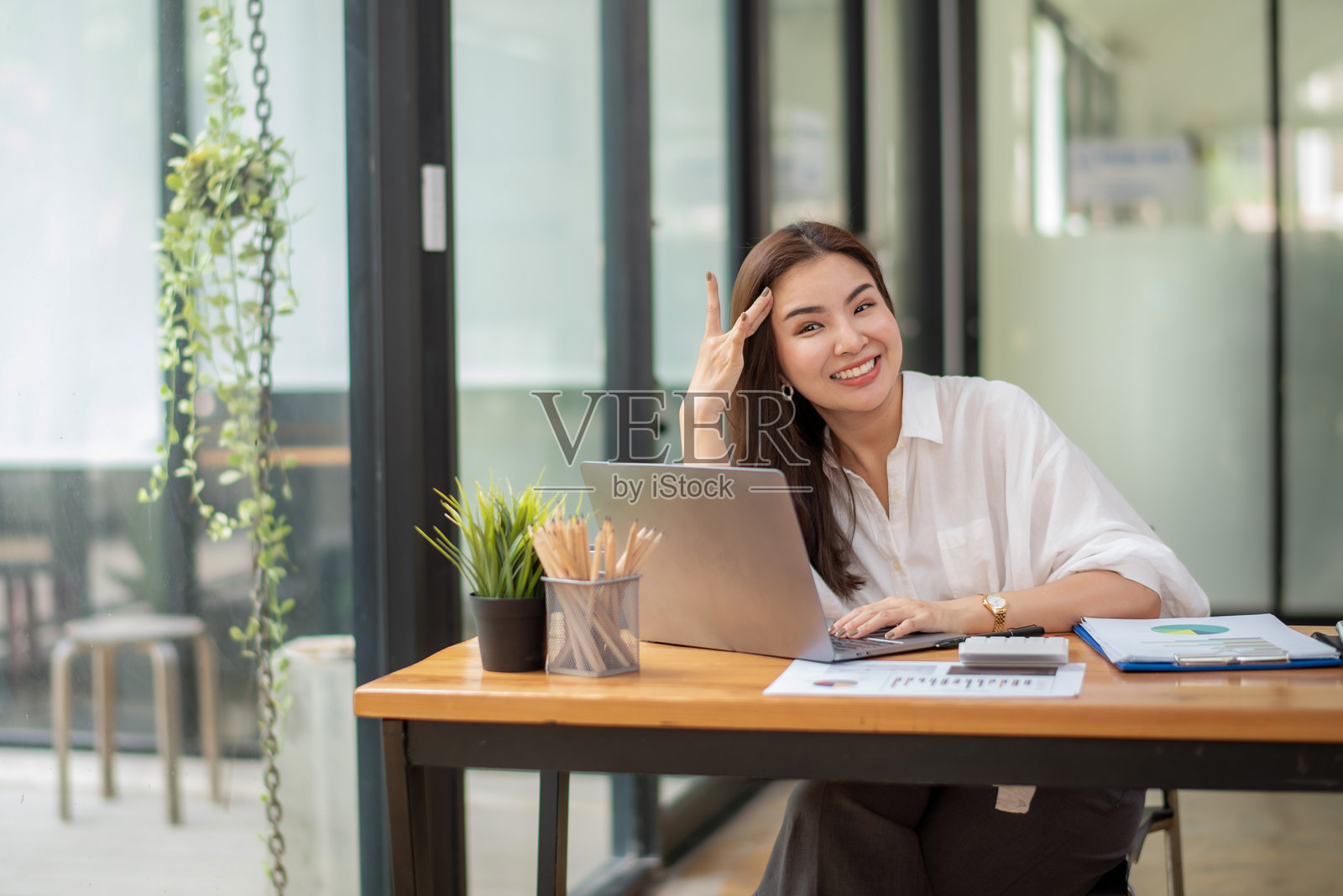 女商人在笔记本电脑上通过在线会议提供工作，远程工作与沟通照片摄影图片