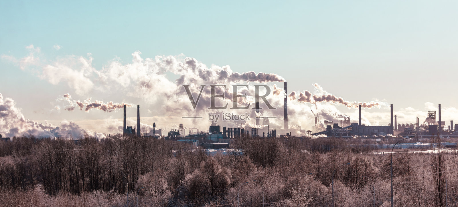 一个大型工业区，工厂冒出烟雾和蒸汽照片摄影图片