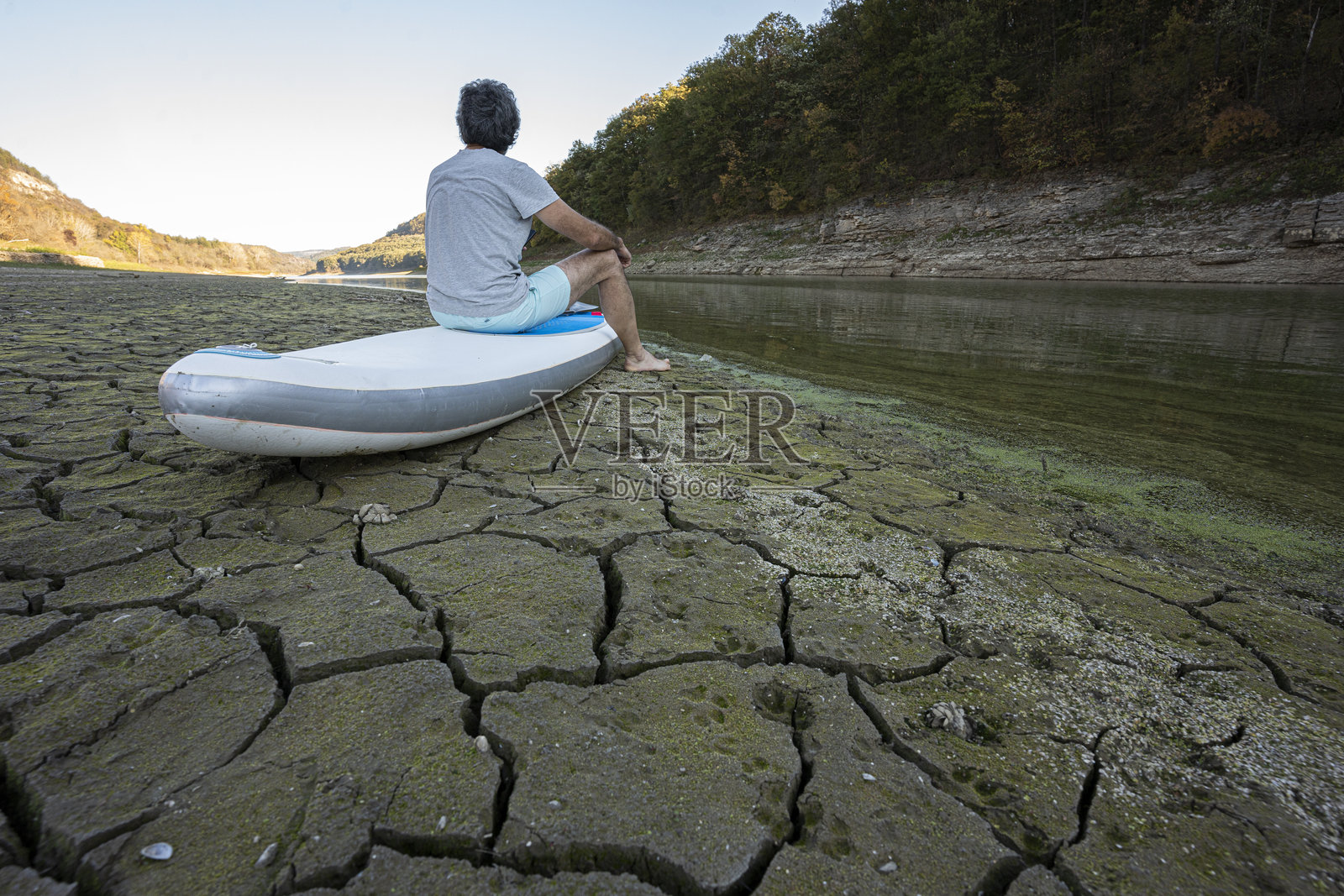 50岁以上的立式划水。成熟男性的爱好照片摄影图片