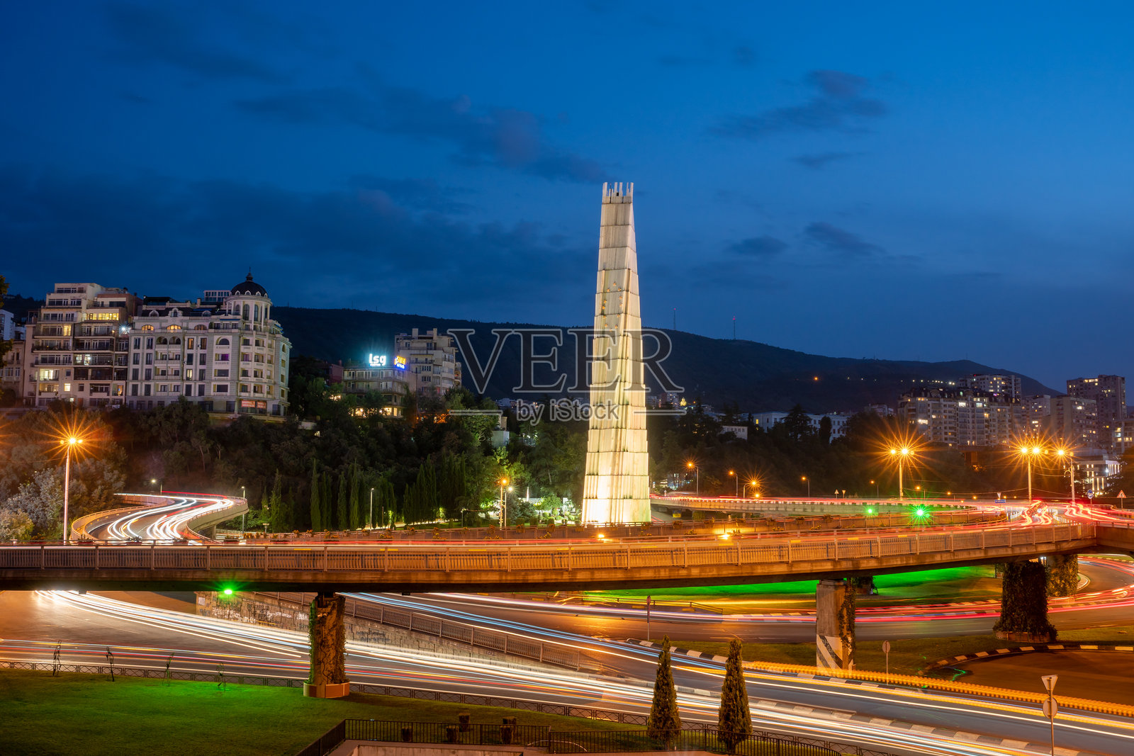 第比利斯的英雄广场夜景，格鲁吉亚照片摄影图片