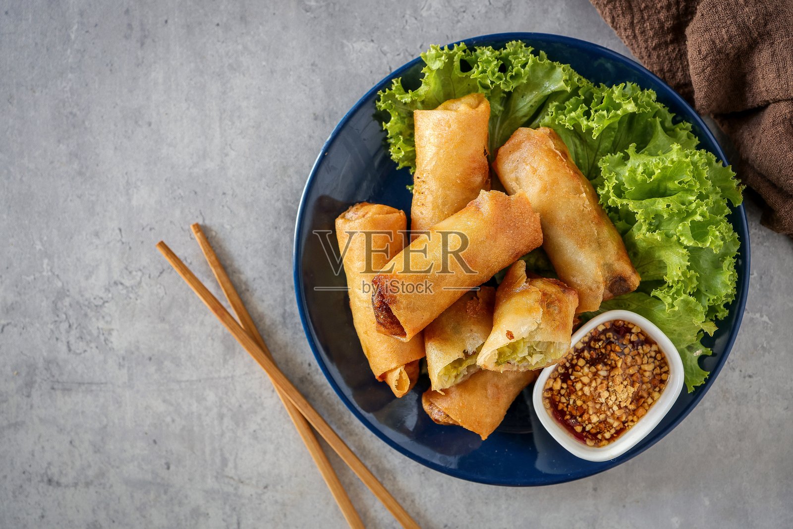 炸蔬菜春卷或蛋卷和酱汁，泰语称为popia照片摄影图片