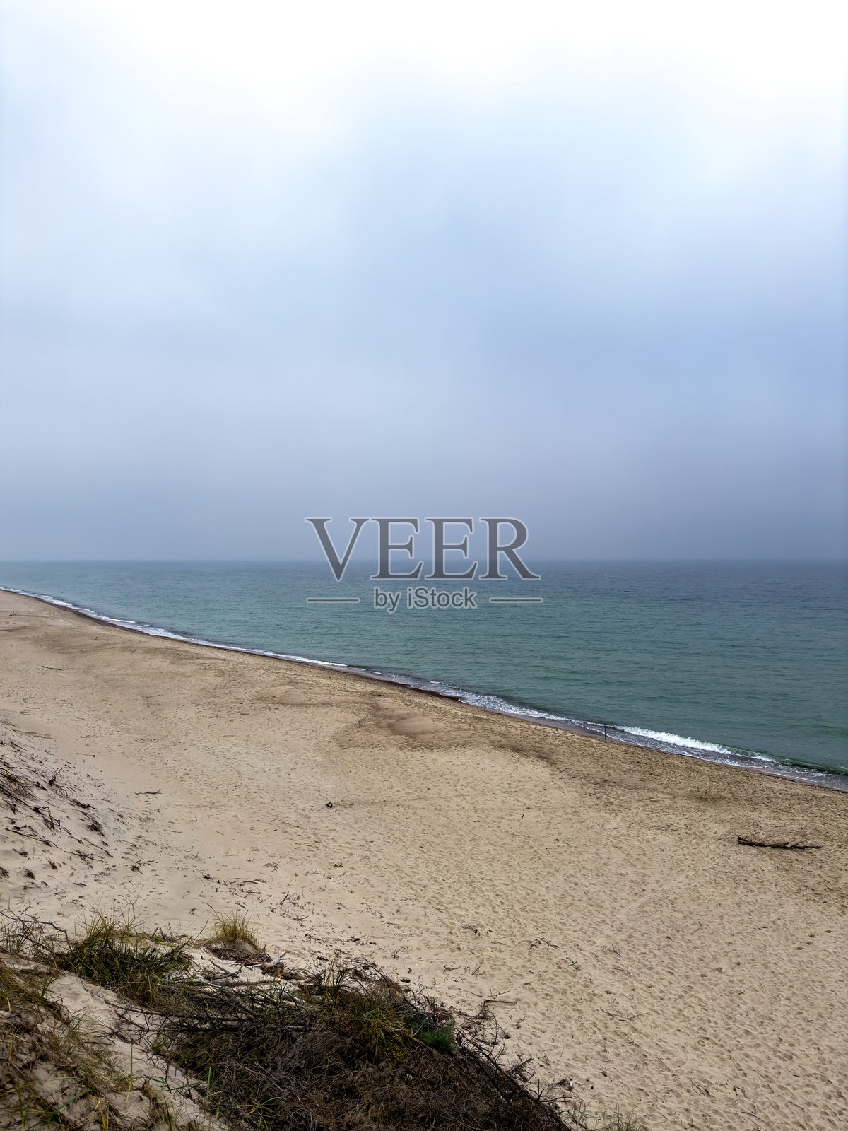 从沙丘顶端俯瞰宁静的海滩照片摄影图片