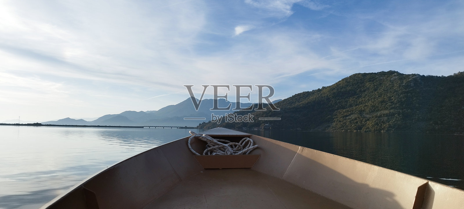 湖上的山脉照片摄影图片