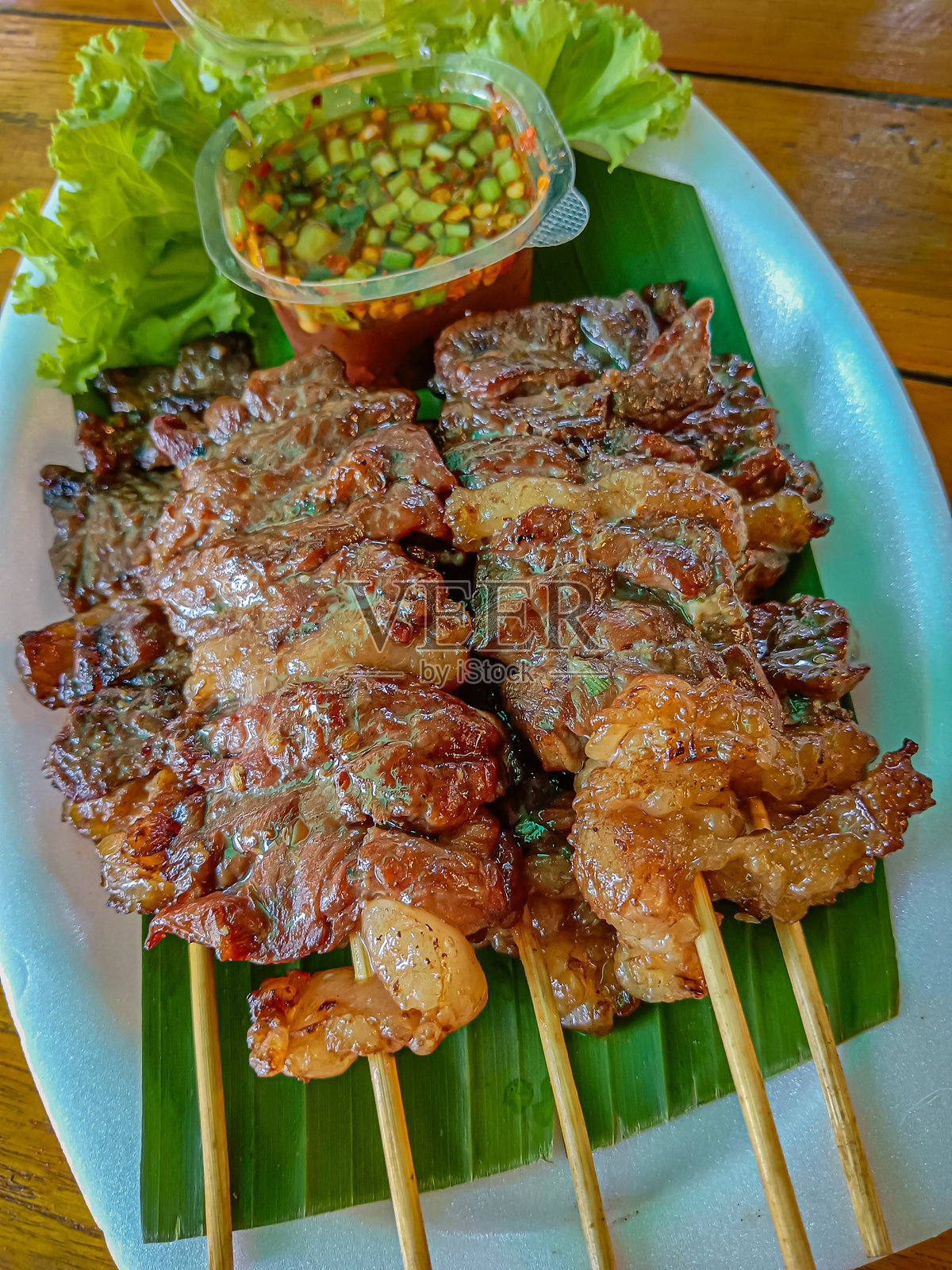 香辣酱汁烤牛肉串照片摄影图片