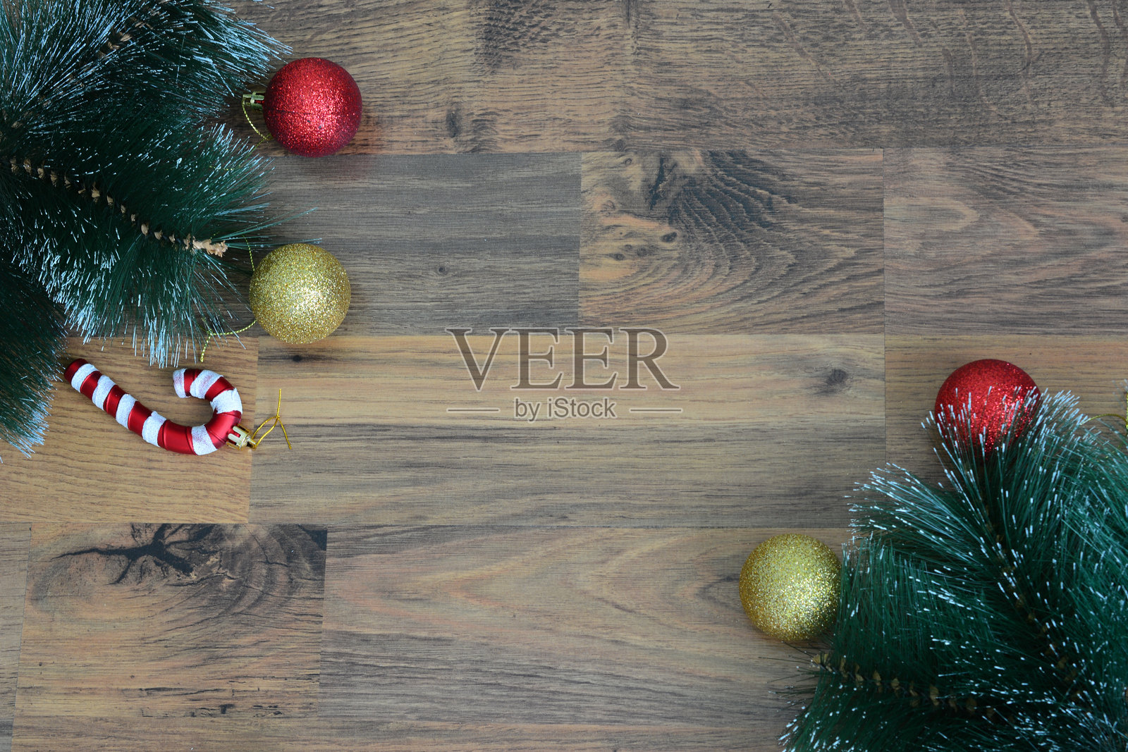 一棵装饰有红色和白色装饰品的圣诞树，树下有装饰品。照片摄影图片