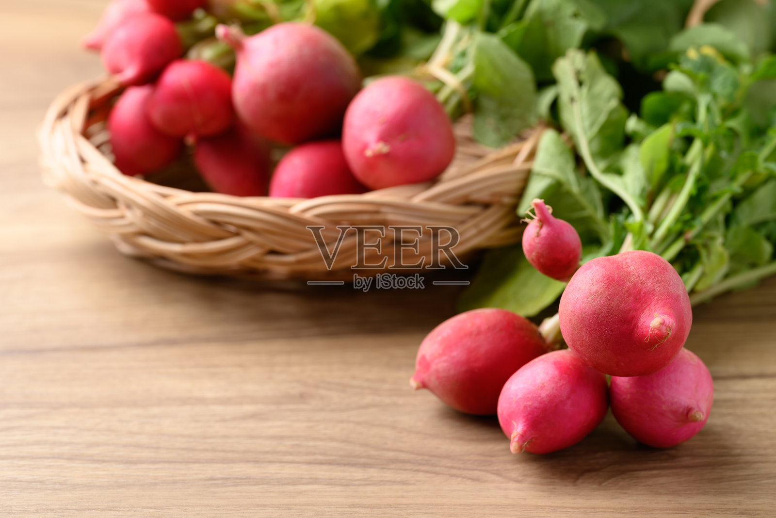 红萝卜放在木质背景上，来自当地农贸市场的有机蔬菜照片摄影图片