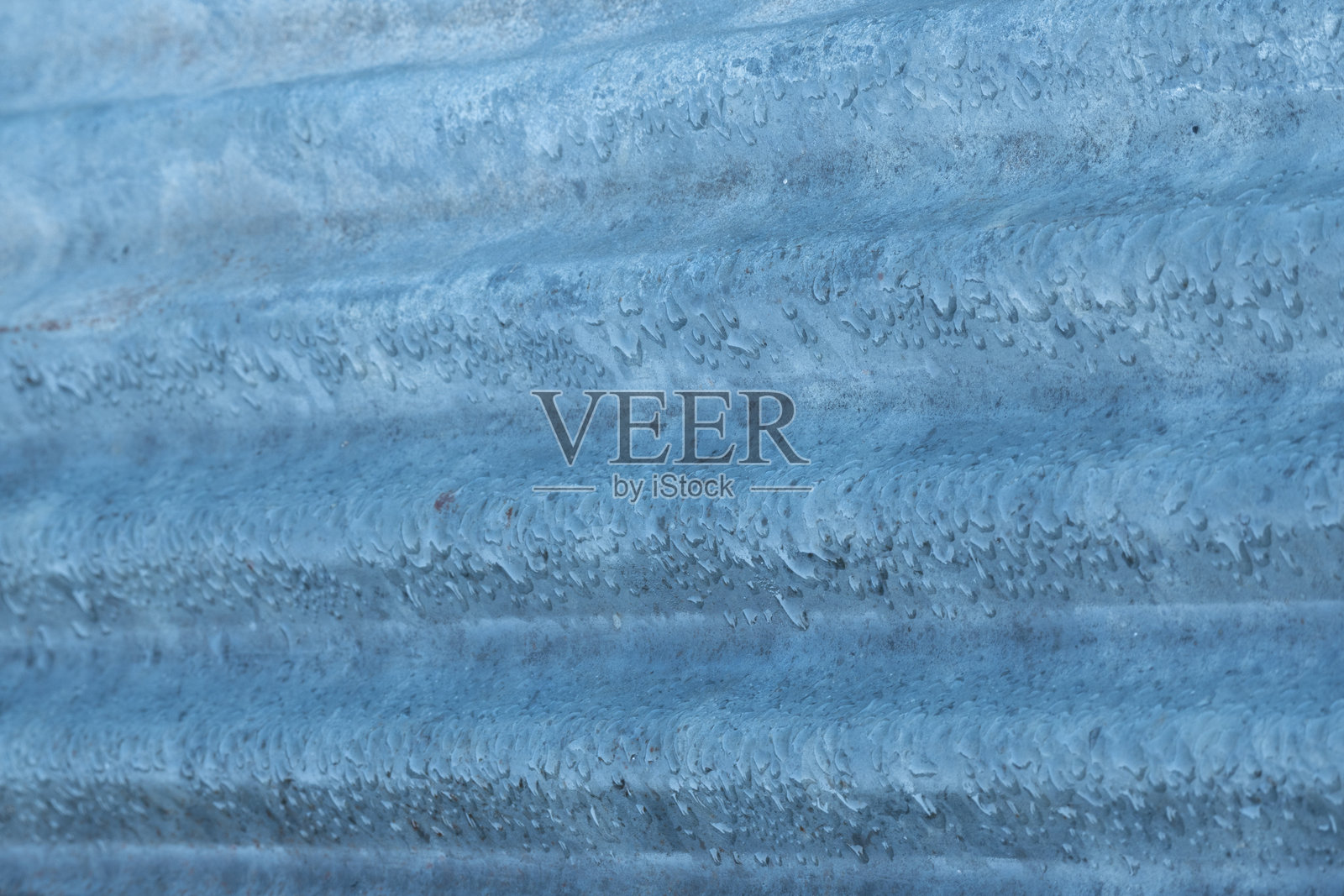 生锈的波纹镀锌铁屋顶上，早晨的露珠静静地停留在老建筑上，横向拍摄。照片摄影图片