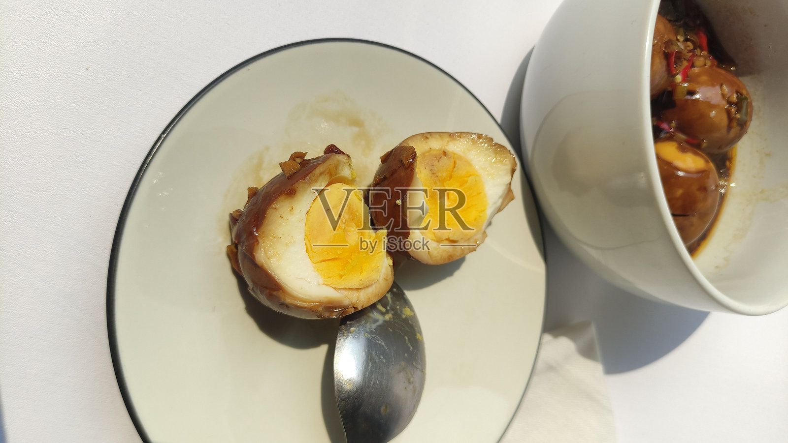 酱油、大蒜和辣椒腌制的鸡蛋，背景为白色照片摄影图片