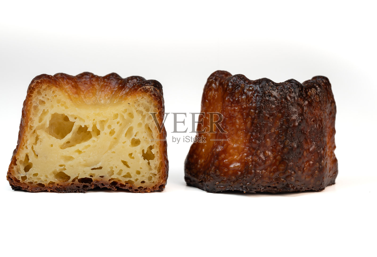 波尔多小圆饼，传统法式甜点，背景为白色桌面照片摄影图片