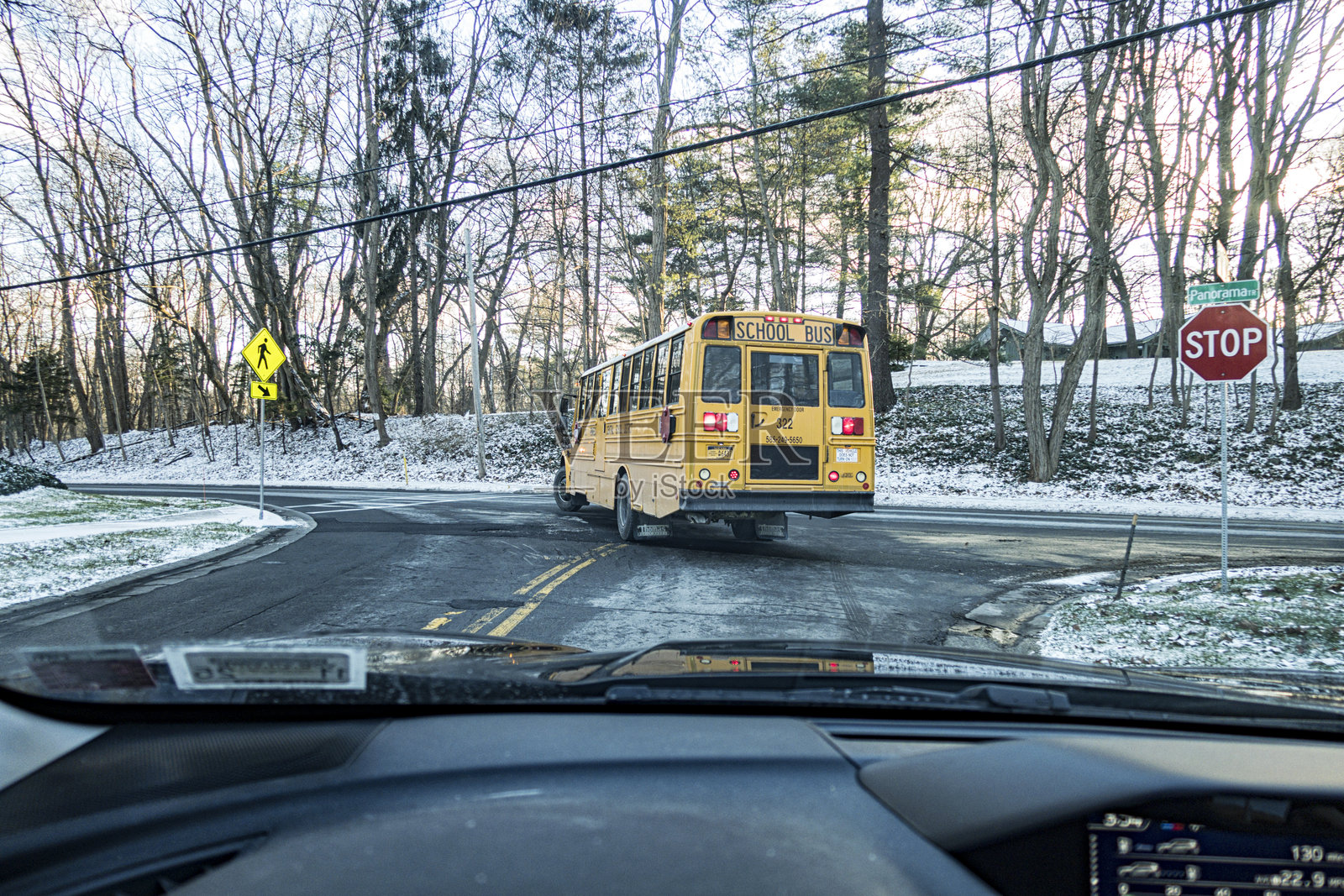 冬季校车在路口转弯照片摄影图片