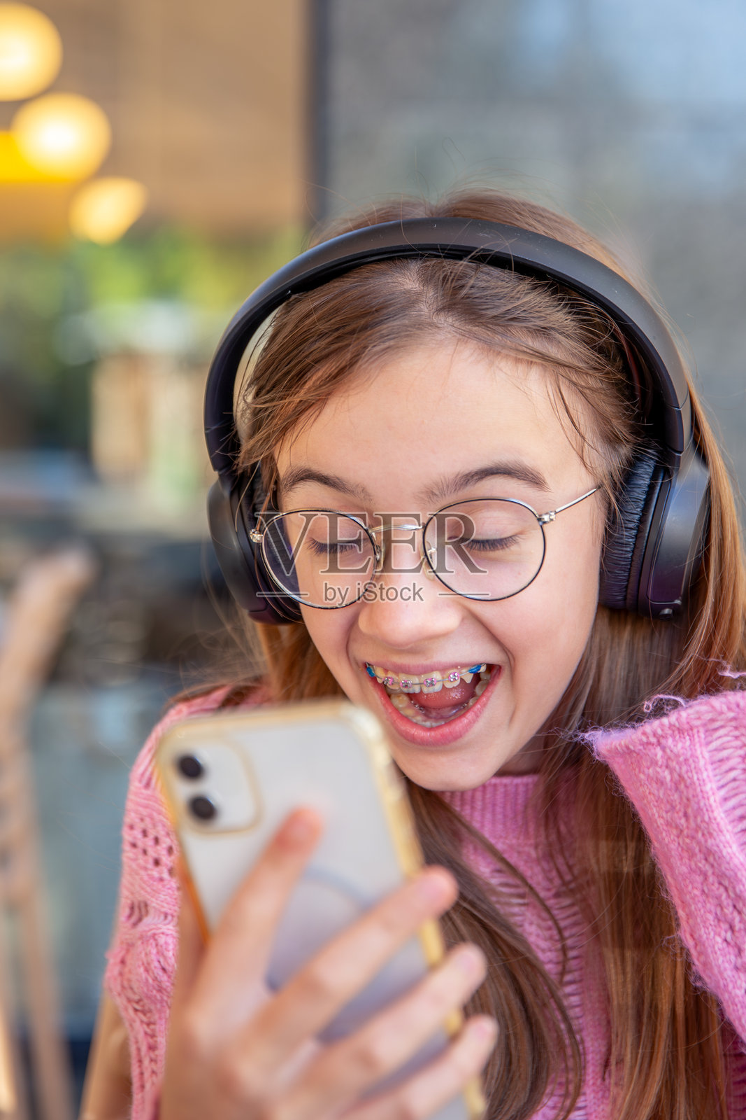 一个快乐的少女正在进行视频通话。科技概念。照片摄影图片