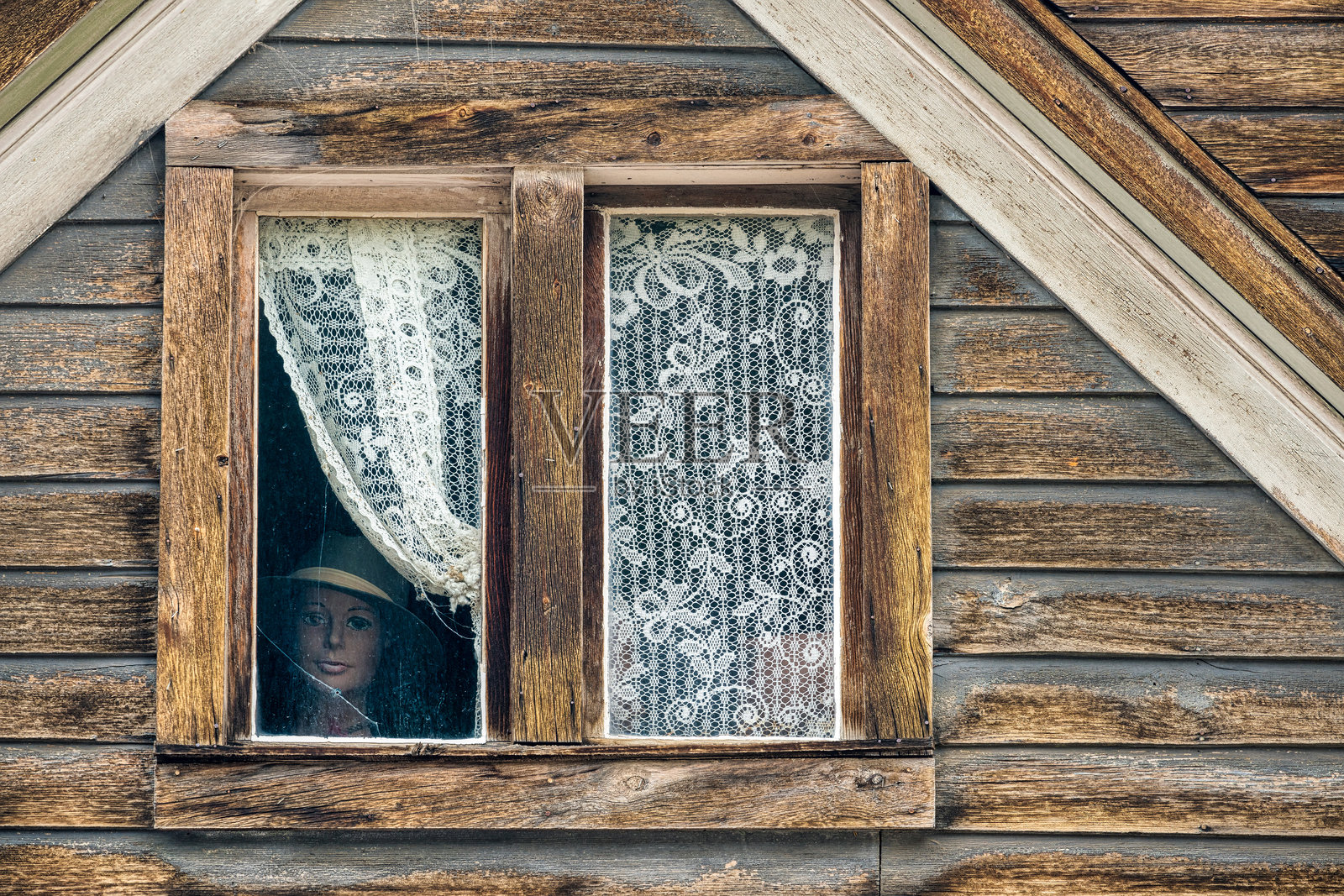 人偶在观察鬼屋照片摄影图片