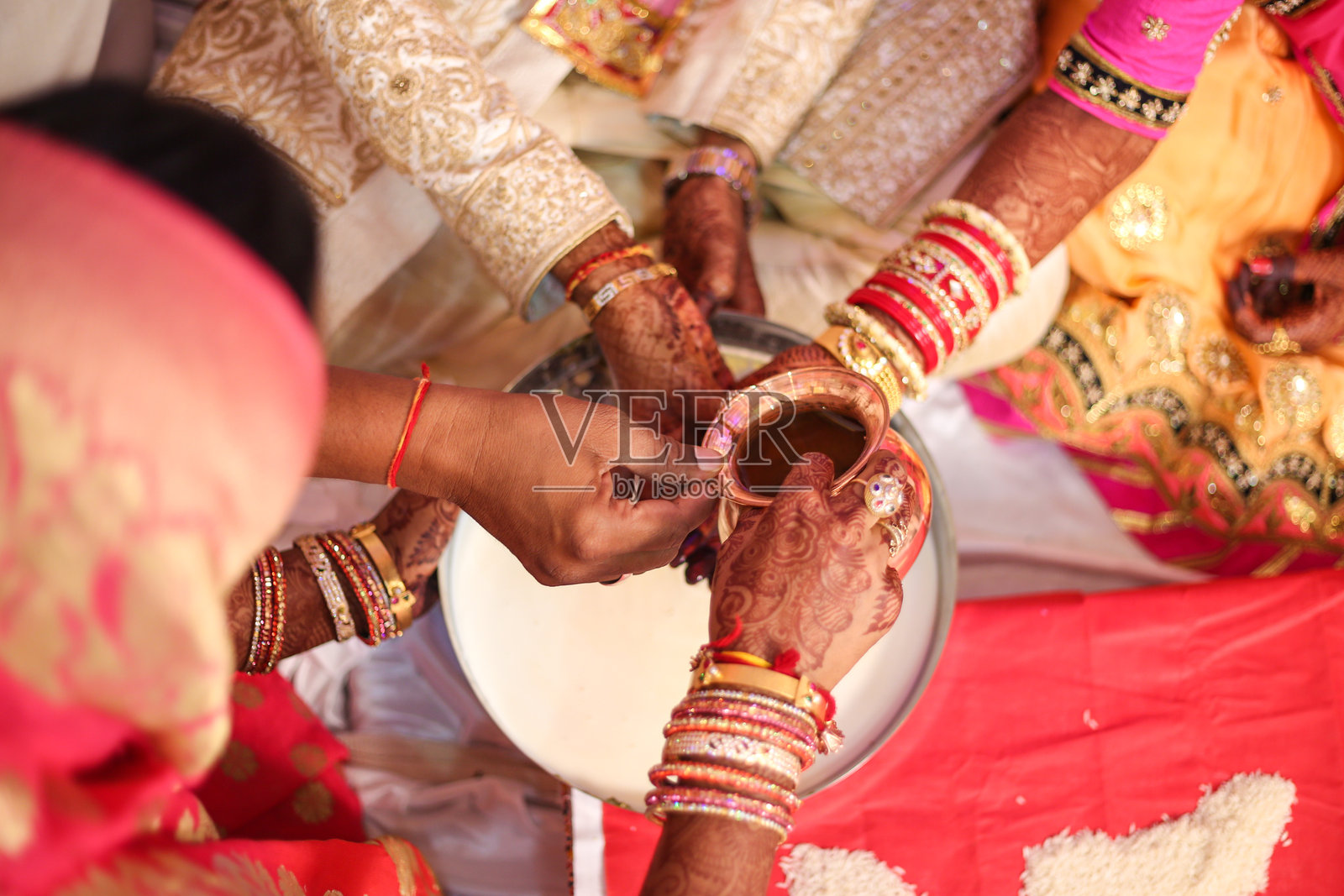 女人的下半身与双手照片摄影图片