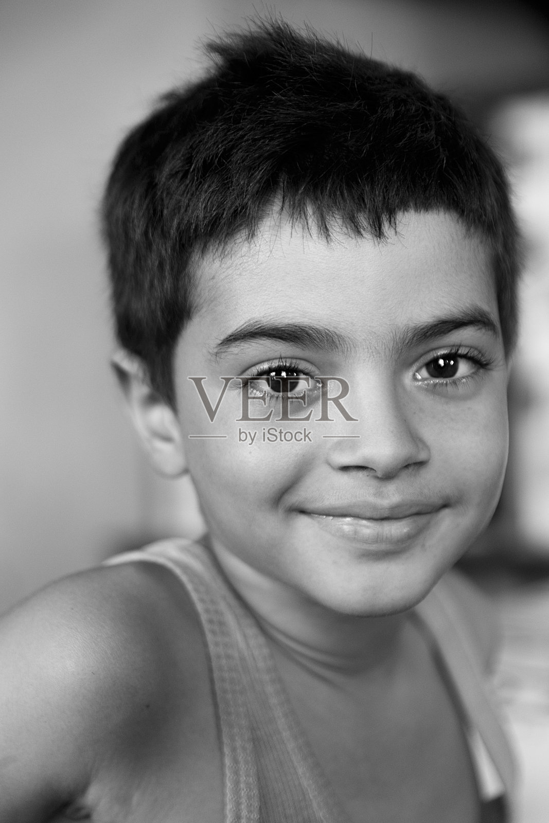 微笑男孩的特写肖像照片摄影图片