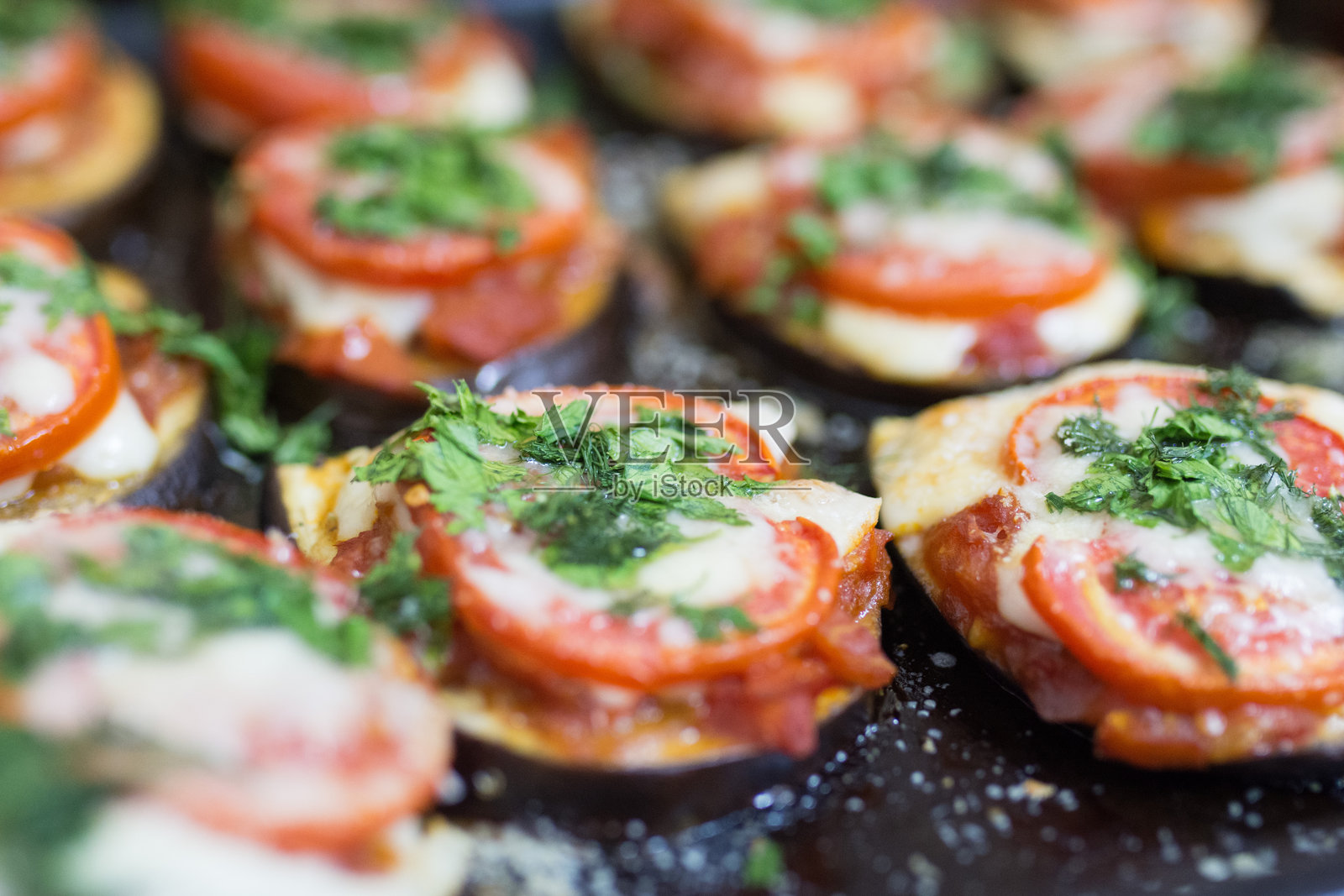 盘子上的披萨特写照片摄影图片