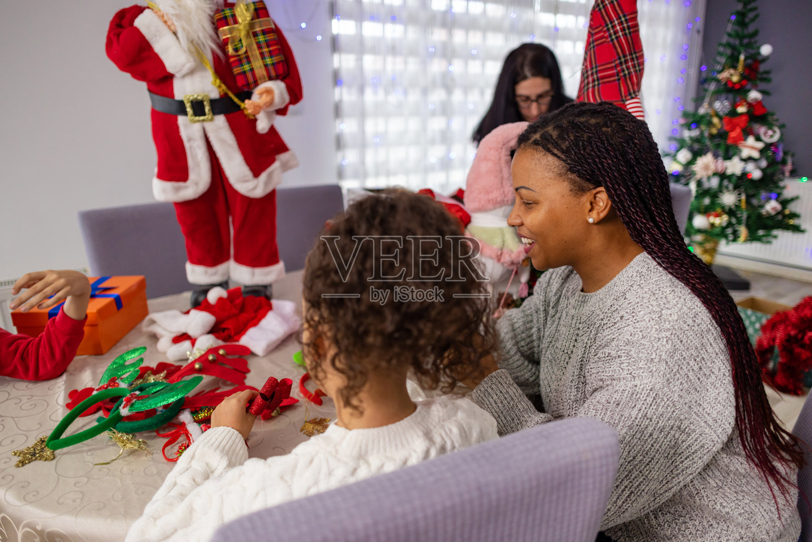 多种族朋友聚在一起庆祝圣诞节照片摄影图片