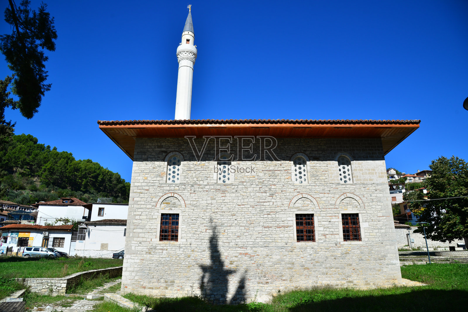 阿尔巴尼亚贝拉特的苏丹清真寺和哈尔维提教堂的景观。照片摄影图片