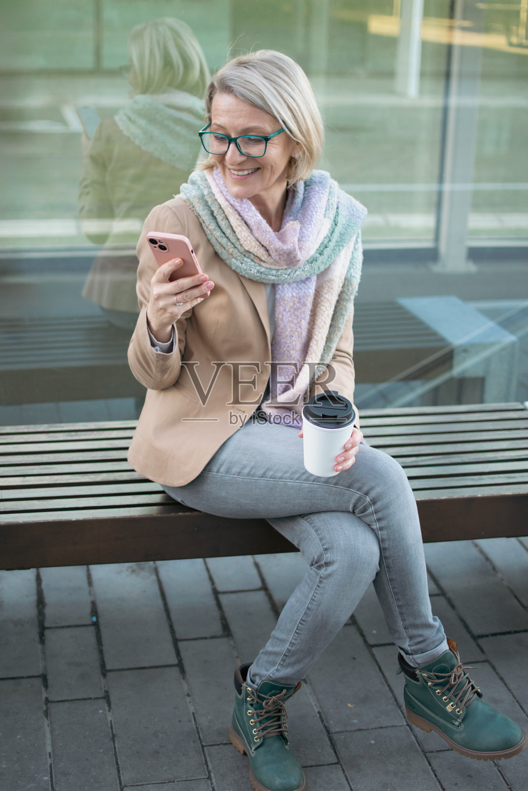 成熟的金发女人在外面休息照片摄影图片