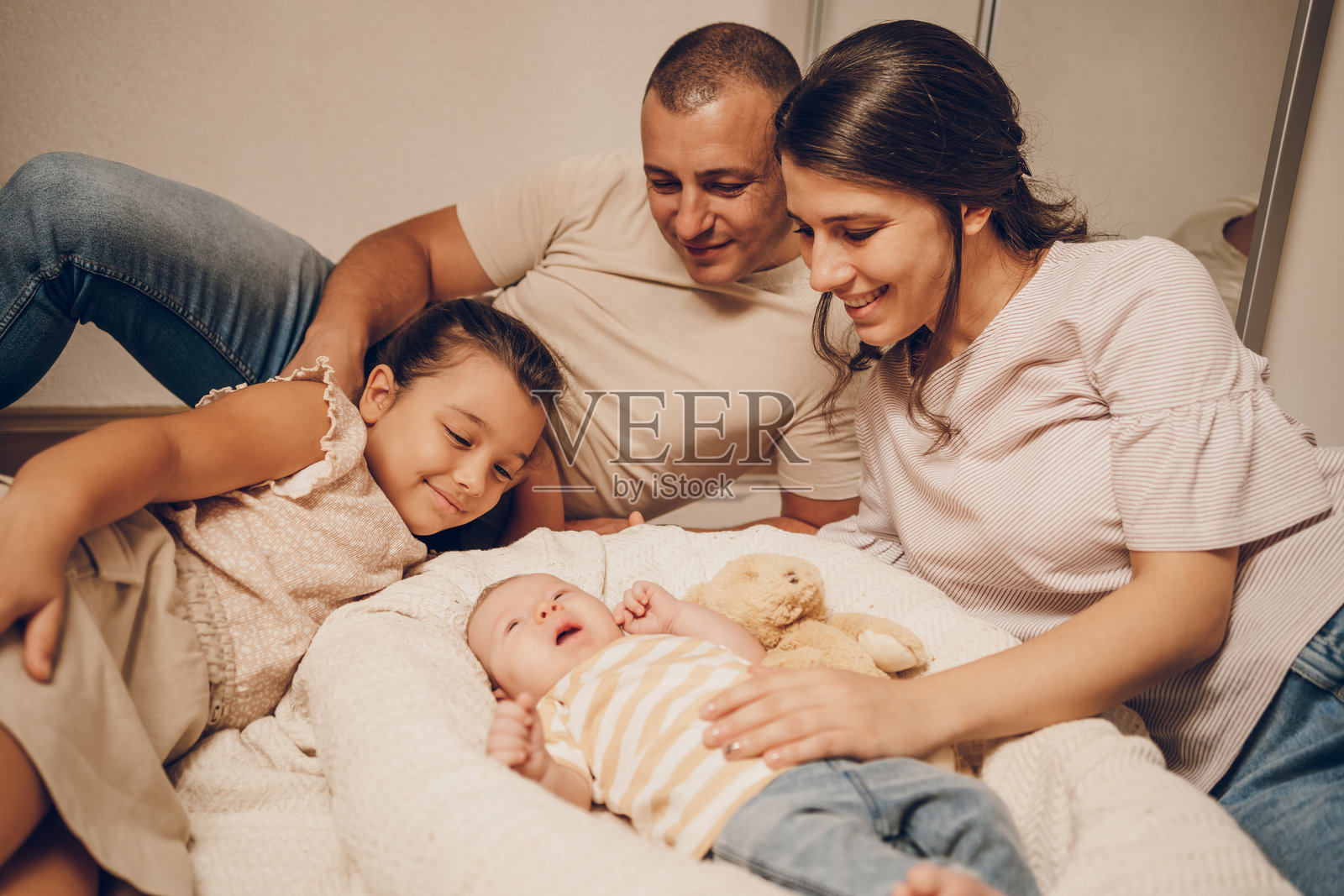 幸福的家庭在看着新生儿照片摄影图片