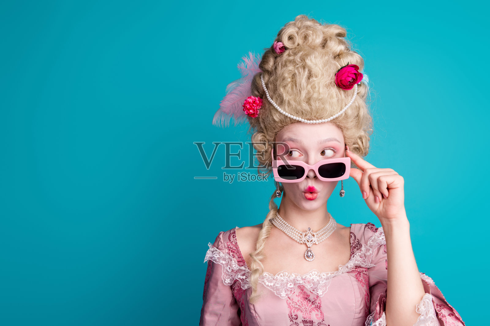 年轻公主女孩撅嘴望向空旷的空间照片摄影图片