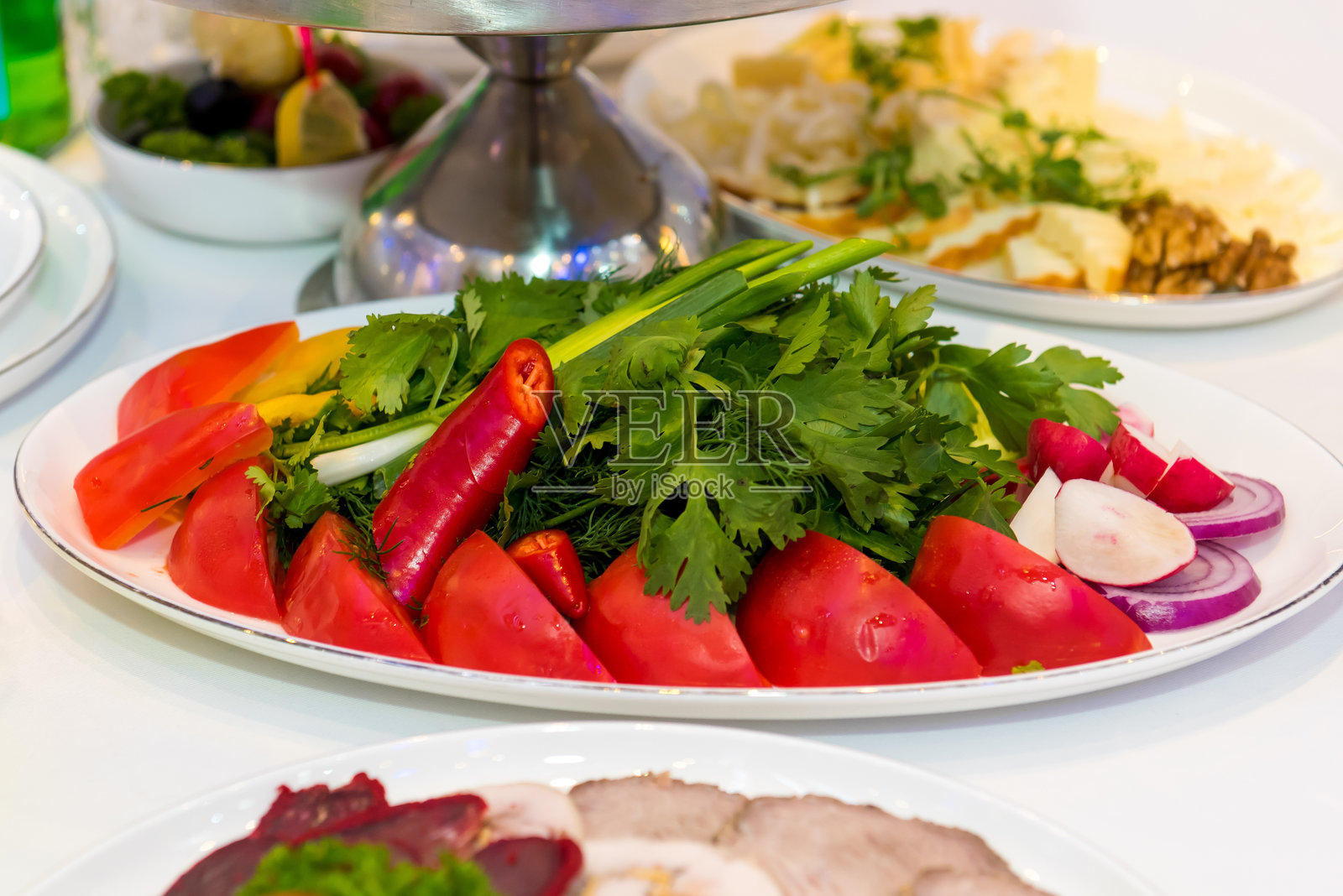 节日餐桌上的冷盘小吃。照片摄影图片