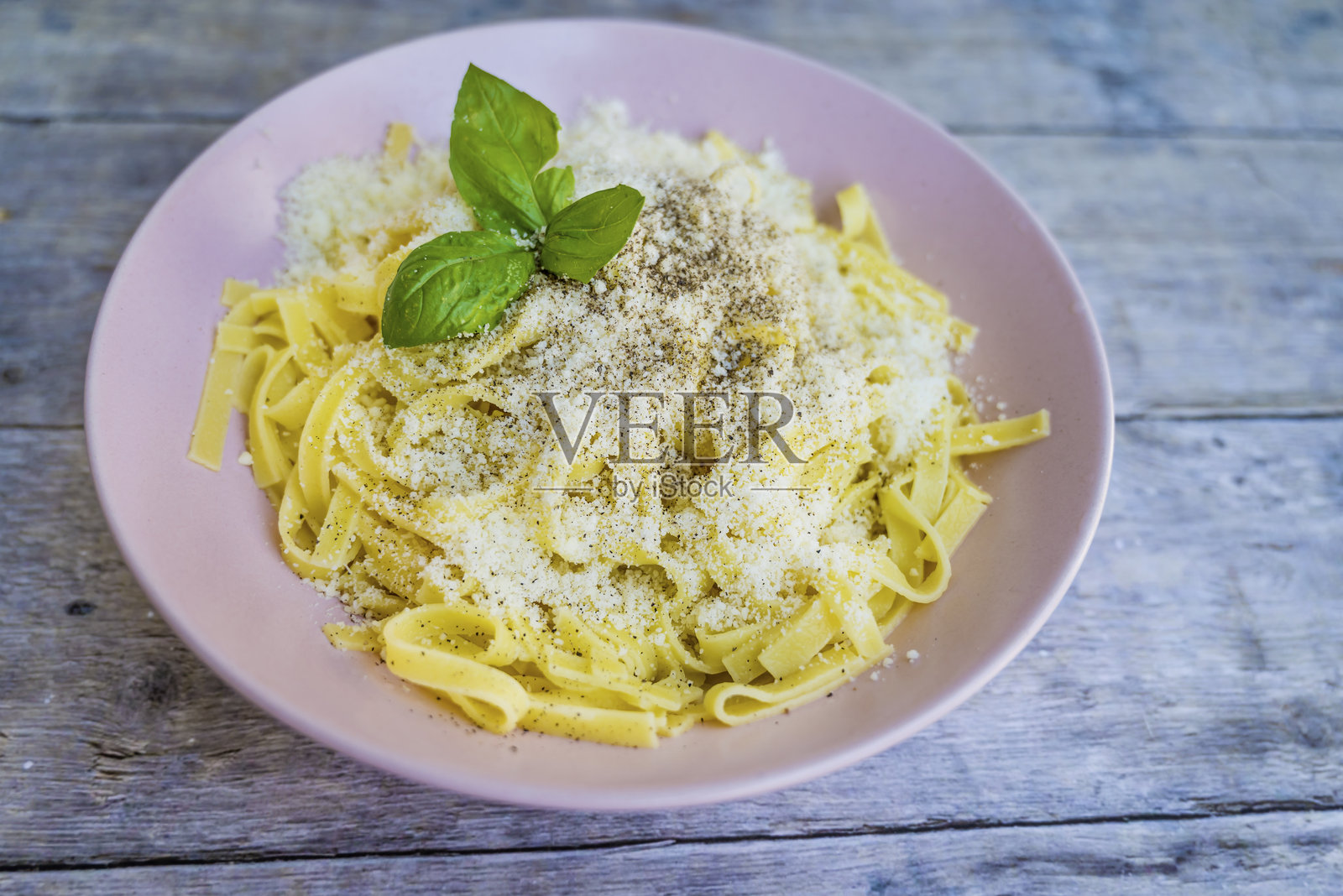 自制意大利宽面条奶酪胡椒酱照片摄影图片
