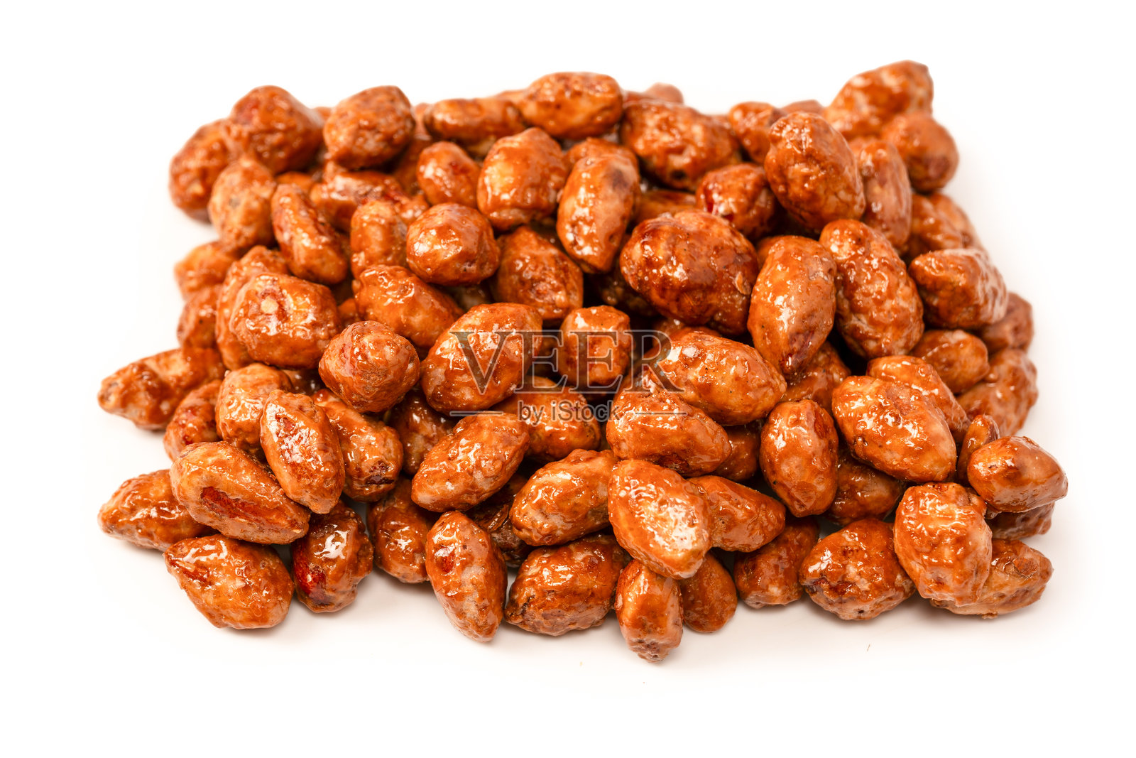 美味的甜烤花生，背景为白色。照片摄影图片