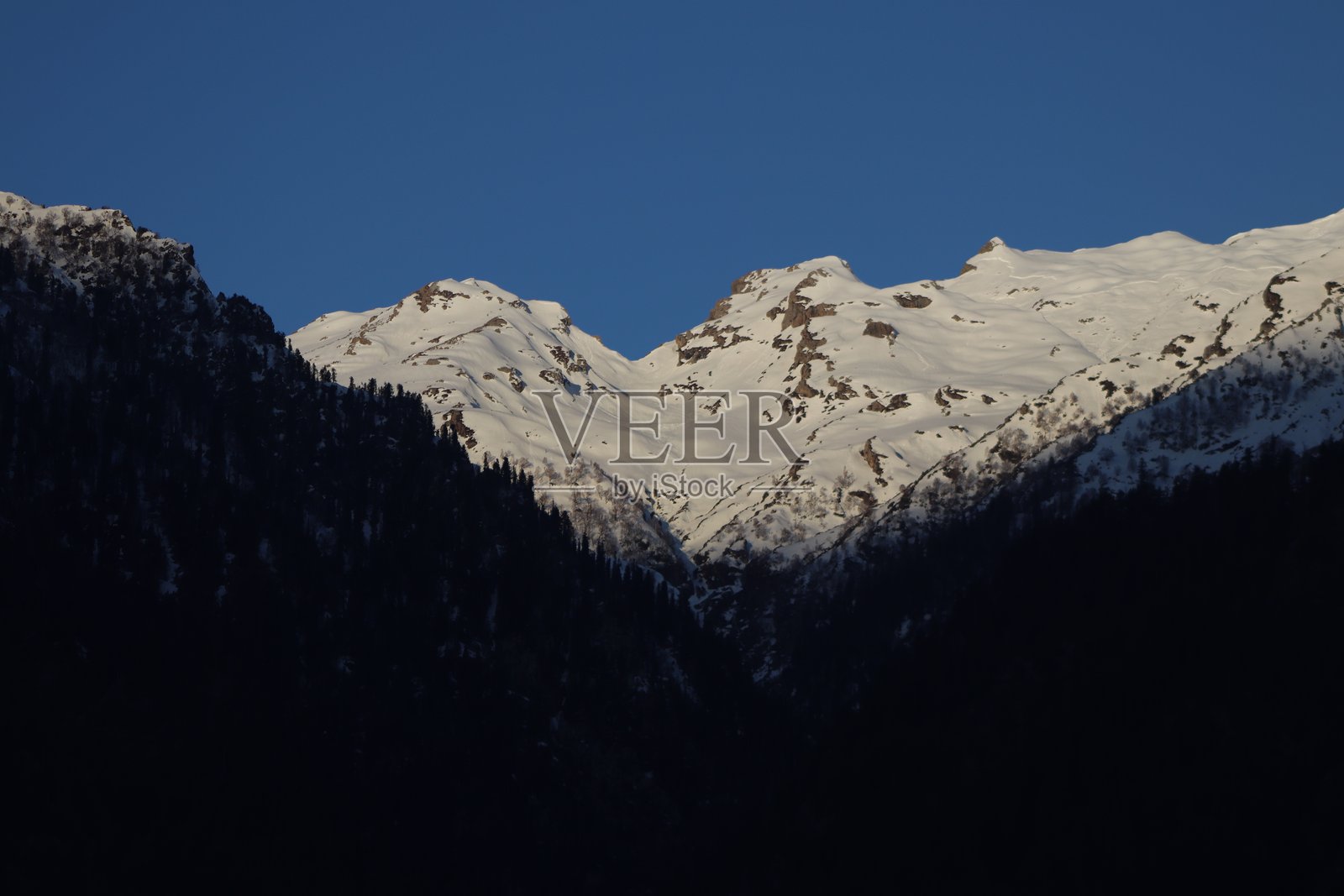 在查谟和克什米尔的斯利那格，帕哈拉甘旅行时拍摄的美丽雪山照片照片摄影图片