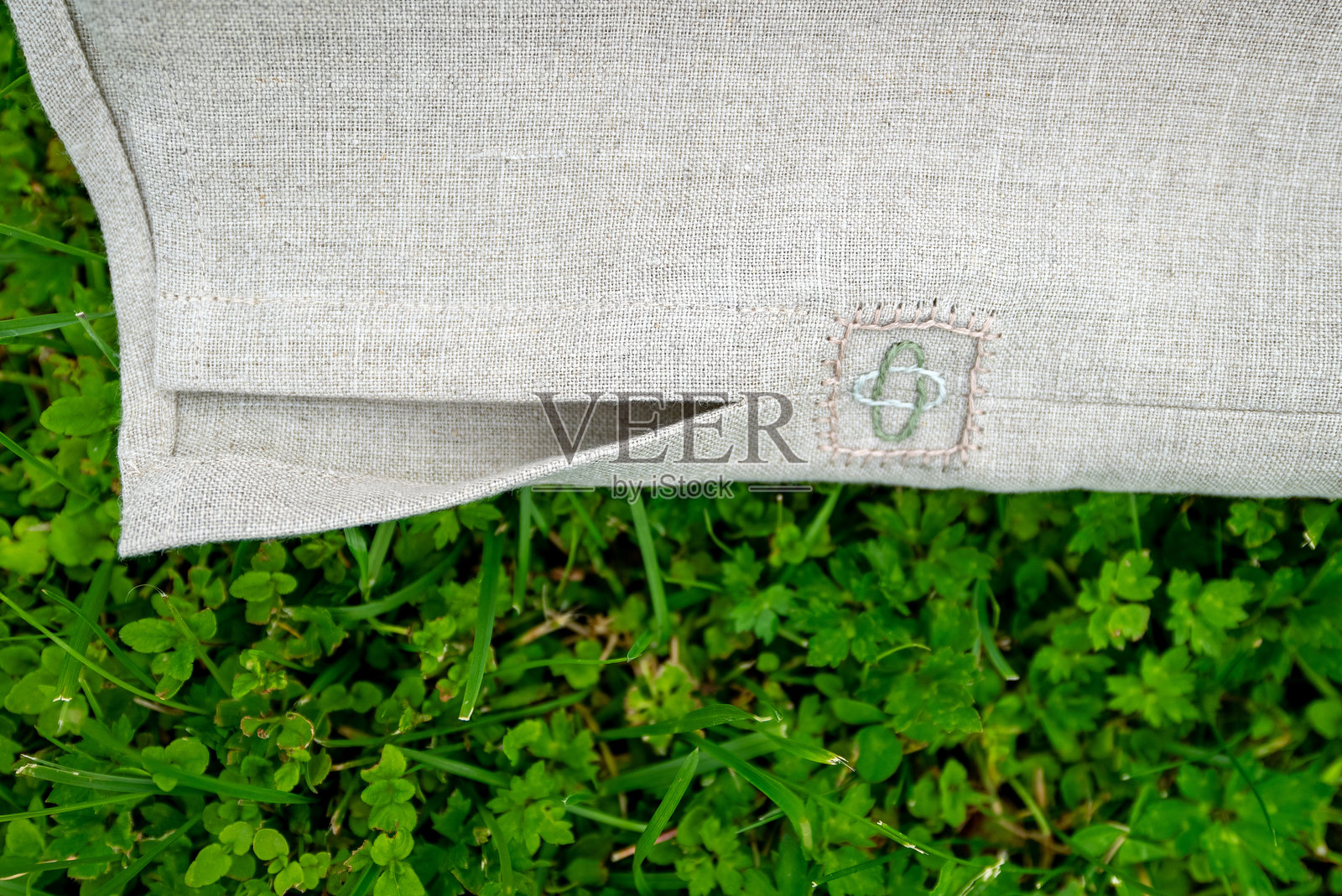 带有民族手工刺绣的亚麻衬衫碎片。照片摄影图片