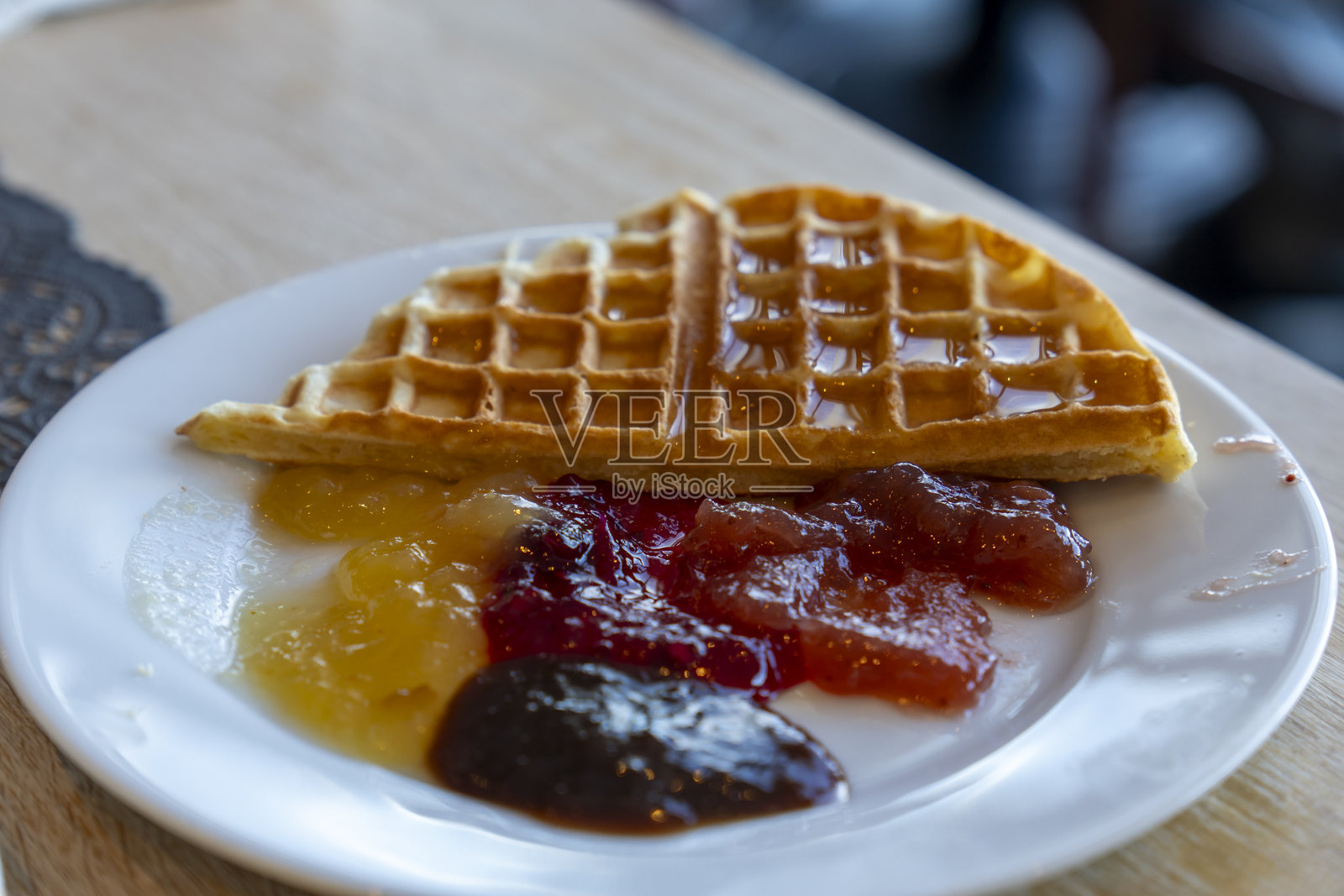 圆形温暖的华夫饼配果酱，放在白色盘子上照片摄影图片
