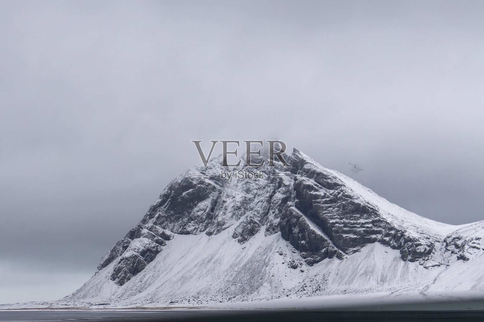 斯托克斯内斯和维斯特拉霍恩南冰岛美丽的冬季山地风景照片摄影图片