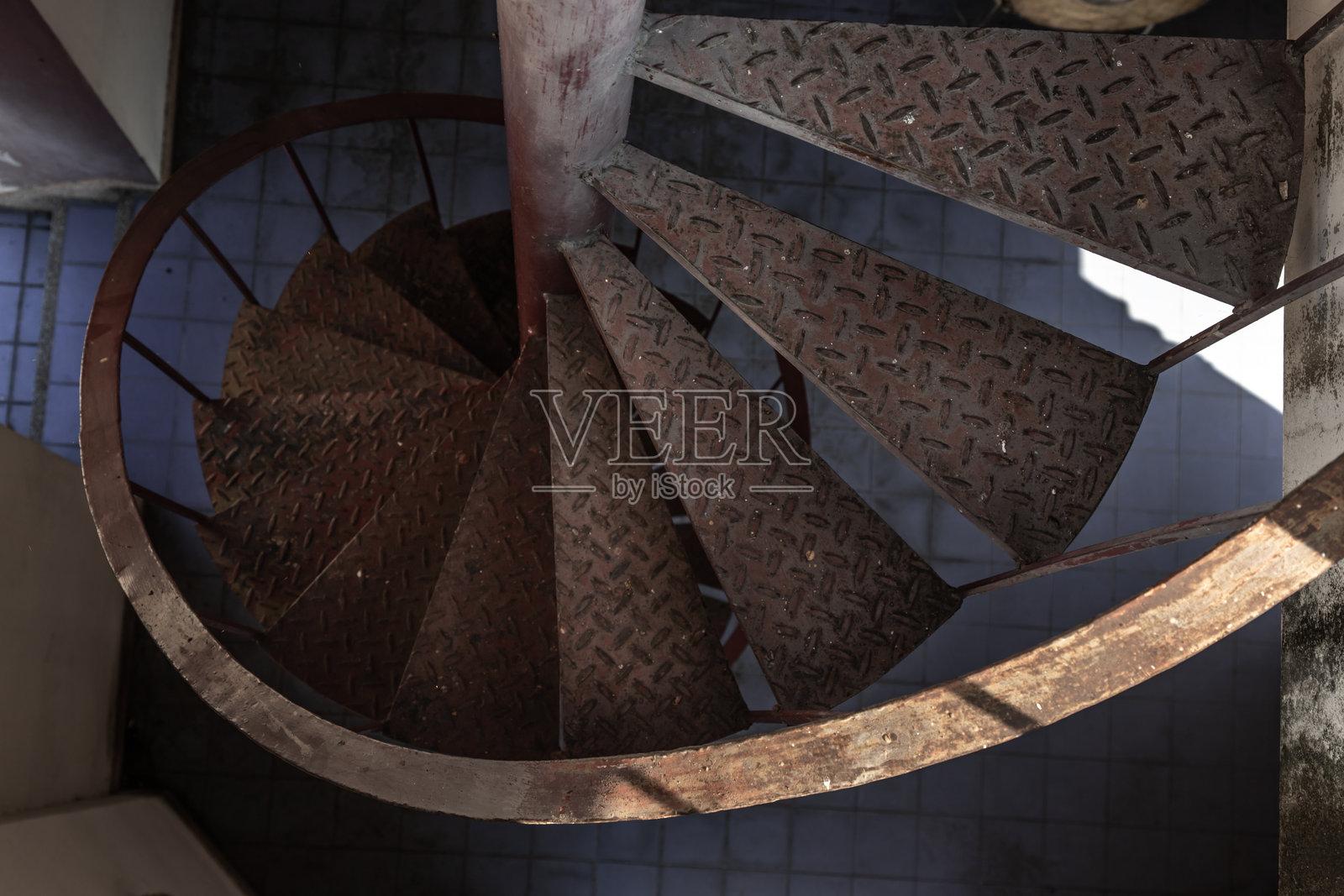 螺旋楼梯图案的俯视图。螺旋楼梯环绕在古老庭院建筑中。照片摄影图片