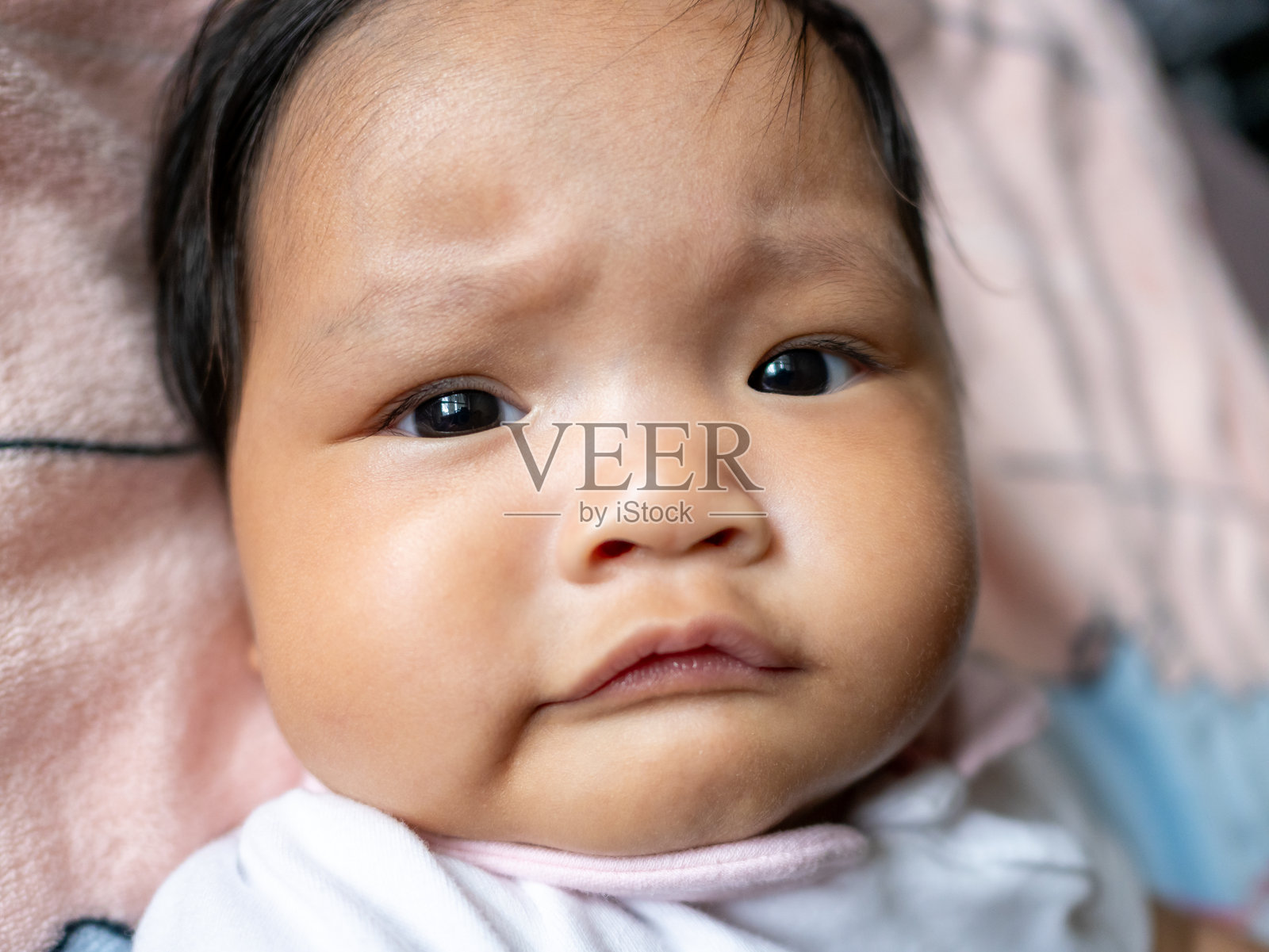 新生儿在家中与家人亲密相拥，捕捉温馨时刻，营造舒适的氛围。照片摄影图片