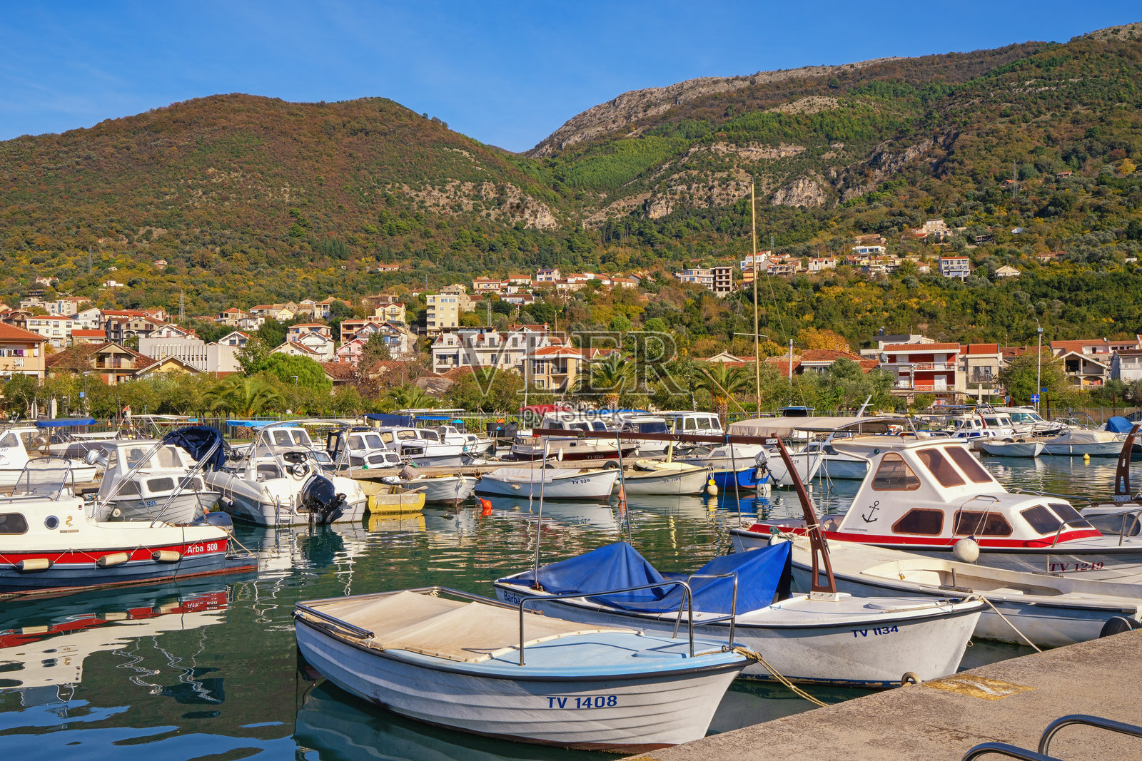 港口的渔船。黑山，蒂瓦特市。卡利曼港的景色照片摄影图片