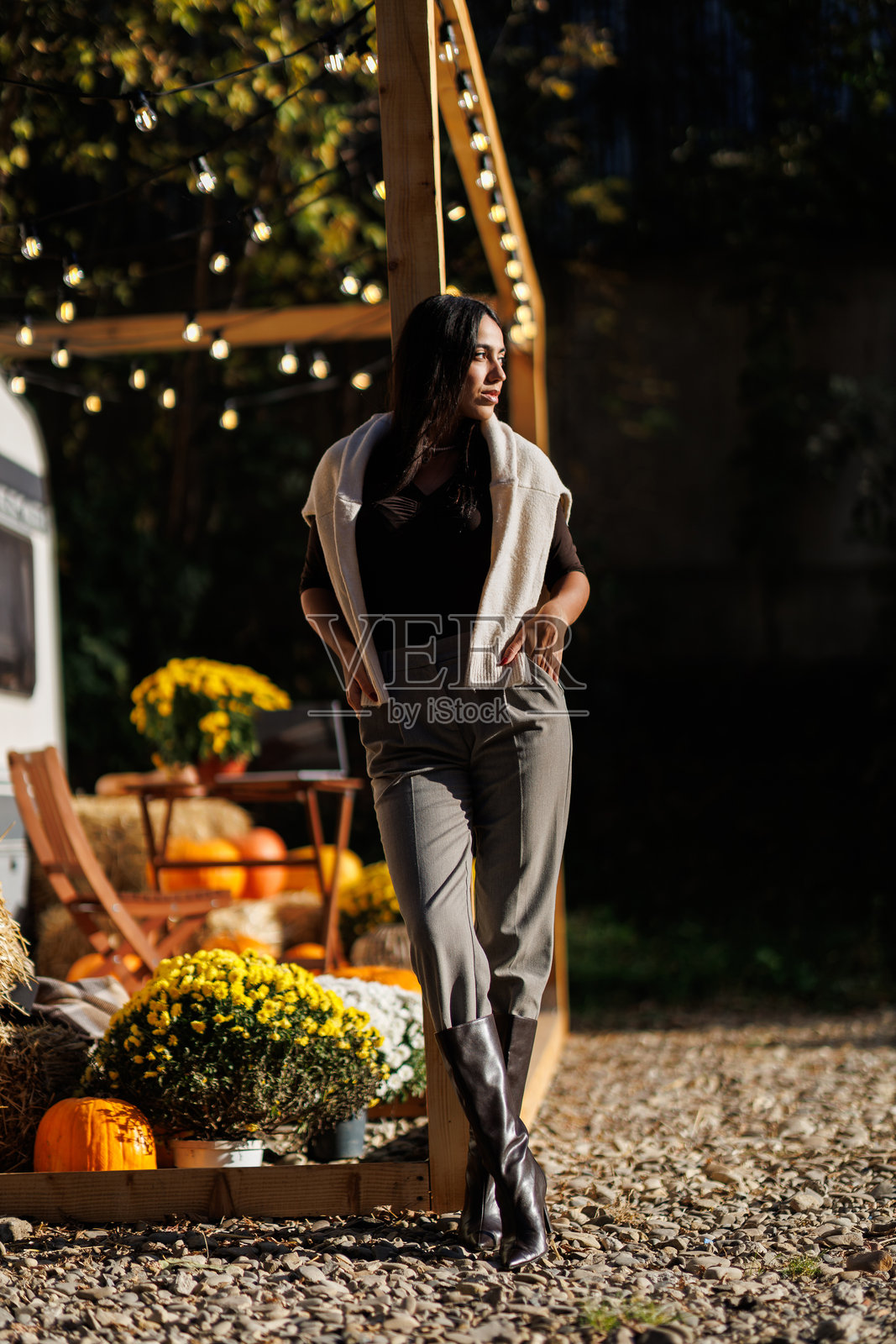 快乐的女性站在房车旁照片摄影图片