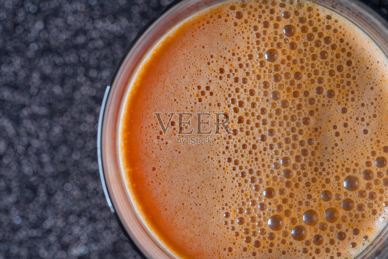 新鲜胡萝卜汁的玻璃杯背景，俯视，特写照片摄影图片