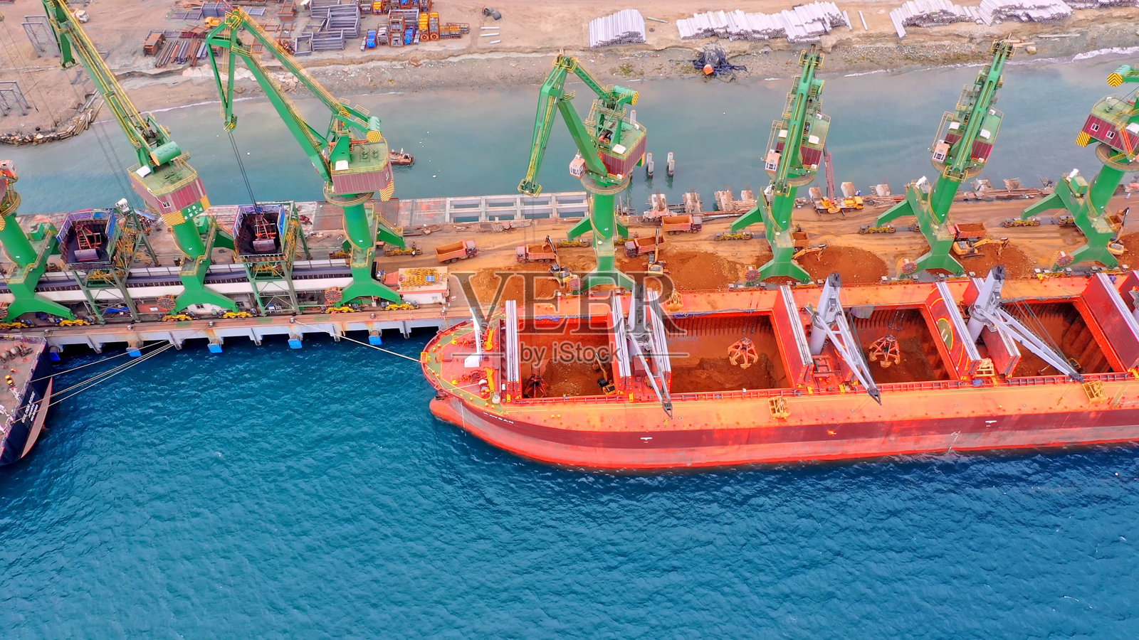 印尼的工业区货运码头，钢铁行业。照片摄影图片