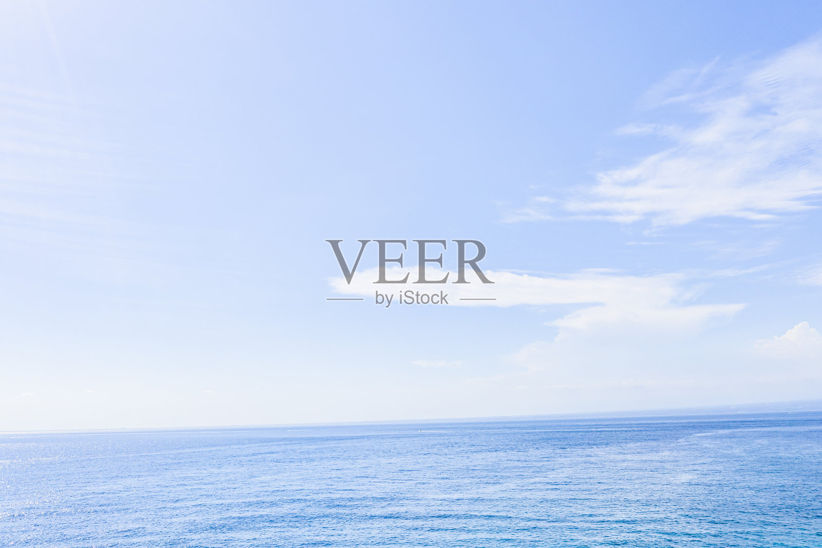 巴厘岛恶魔之眼蓝梦岛的航拍照片，包括岛屿和海洋。照片摄影图片